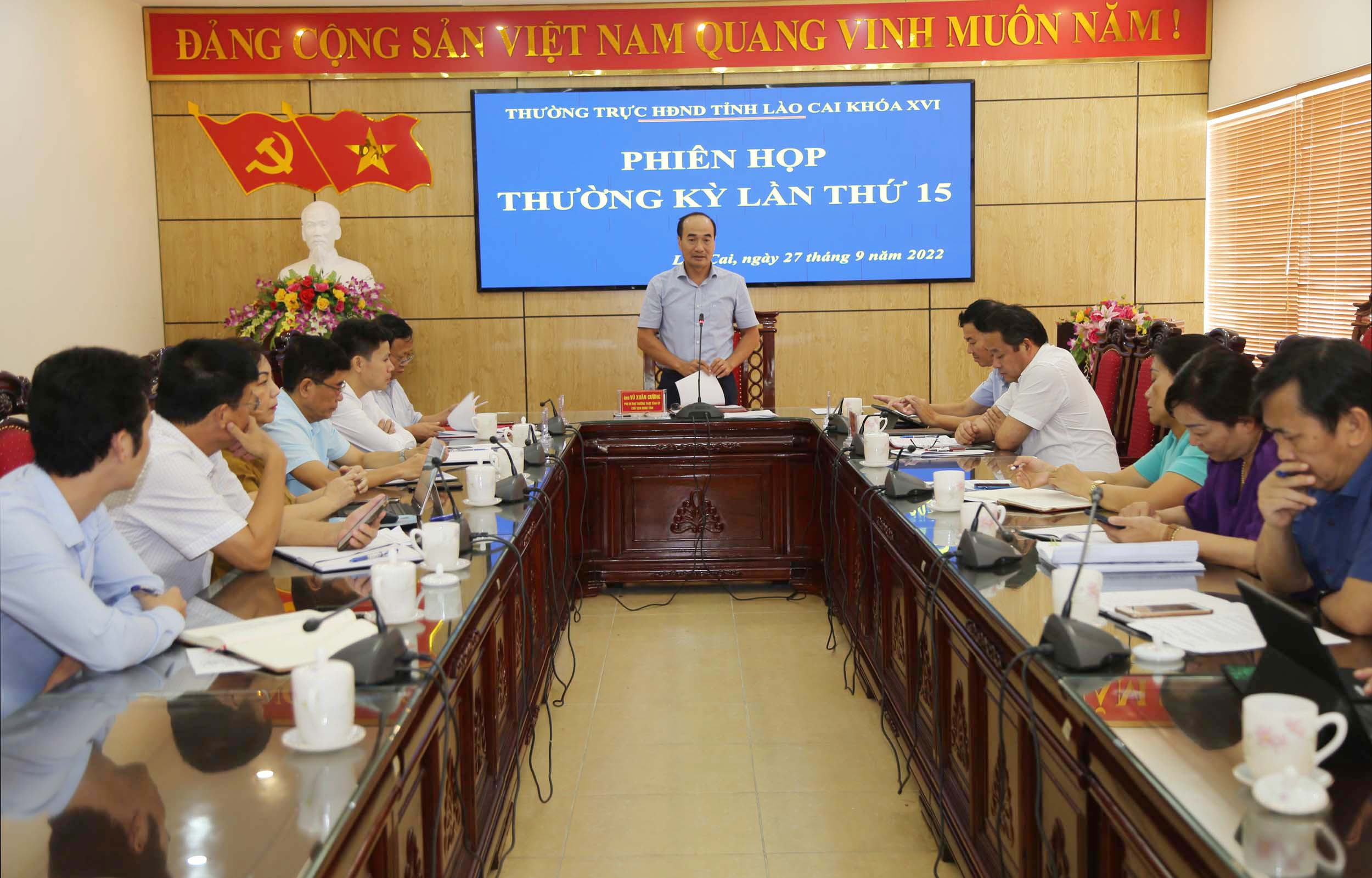 Phó Bí thư Thường trực Tỉnh ủy, Chủ tịch HĐND tỉnh Vũ Xuân Cường phát biểu kết luận phiên họp.