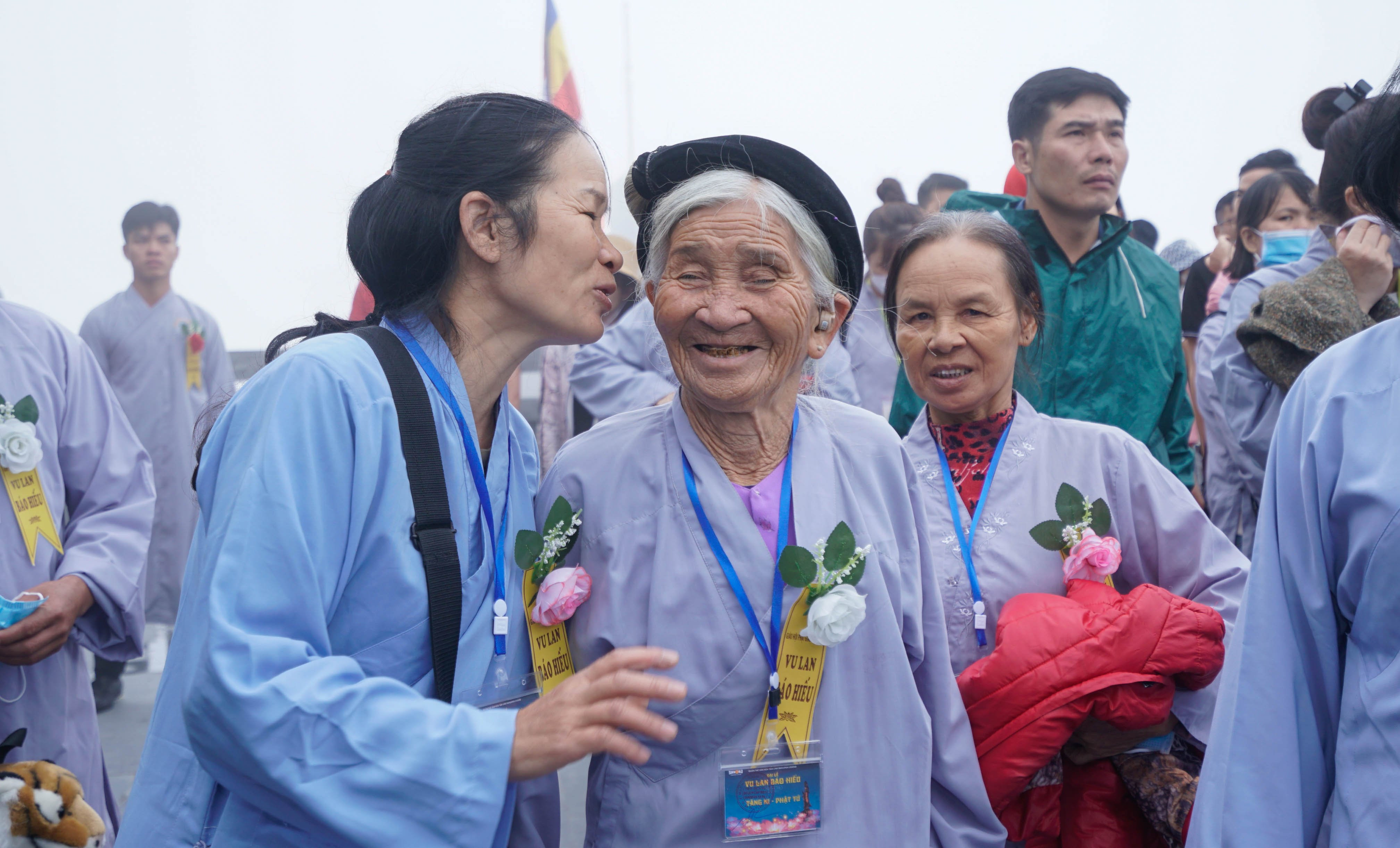 Mùa Vu Lan báo hiếu, phật tử tìm về đỉnh thiêng Fansipan bái Phật, cầu bình an tới đấng sinh thành ảnh 4 Mùa Vu Lan báo hiếu, phật tử tìm về đỉnh thiêng Fansipan bái Phật, cầu bình an tới đấng sinh thành ảnh 4