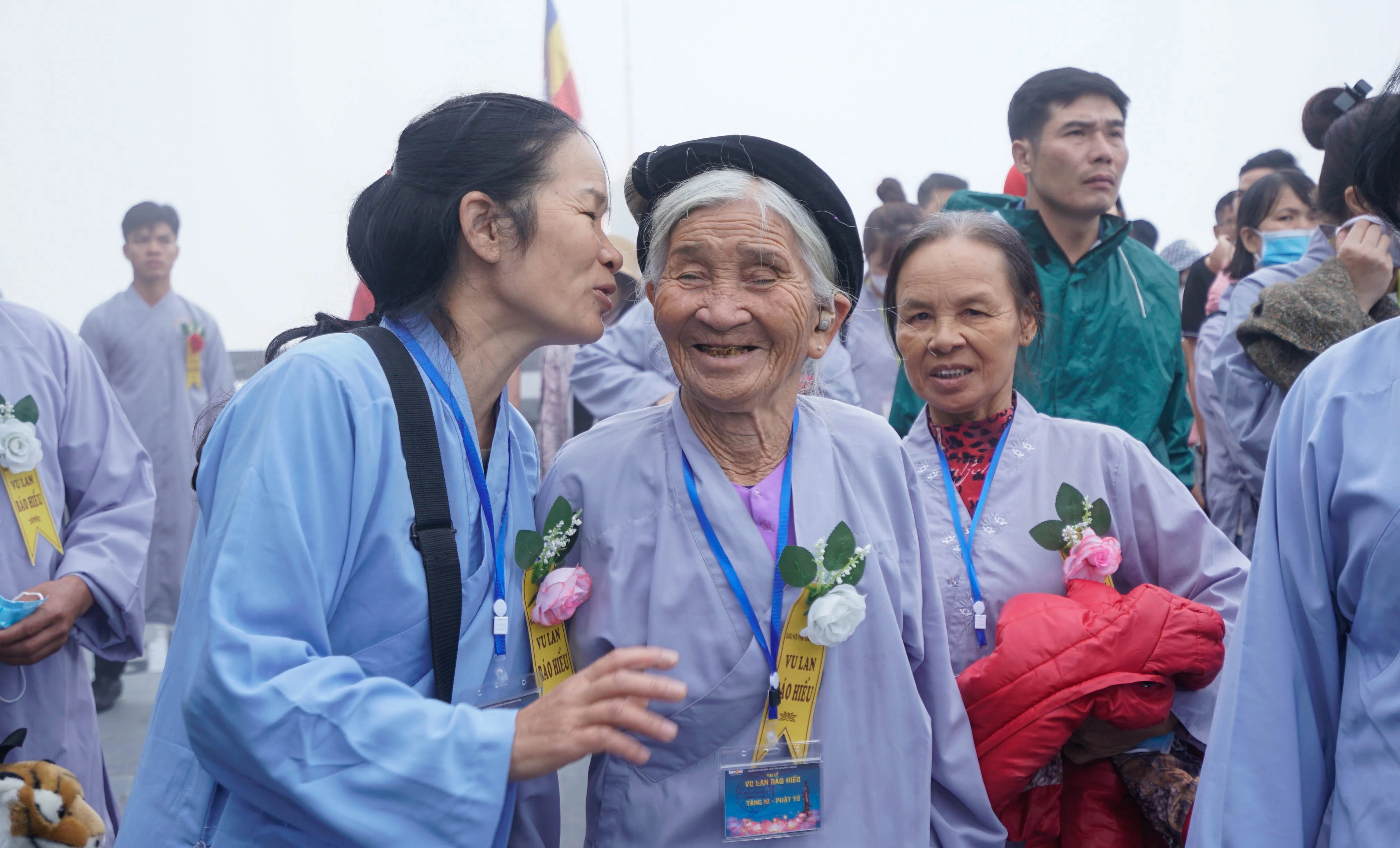 Mùa Vu Lan báo hiếu, phật tử tìm về đỉnh thiêng Fansipan bái Phật, cầu bình an tới đấng sinh thành ảnh 4