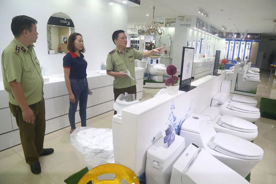 Lực lượng quản lý thị trường kiểm tra cơ sở kinh doanh. Lực lượng quản lý thị trường kiểm tra cơ sở kinh doanh.