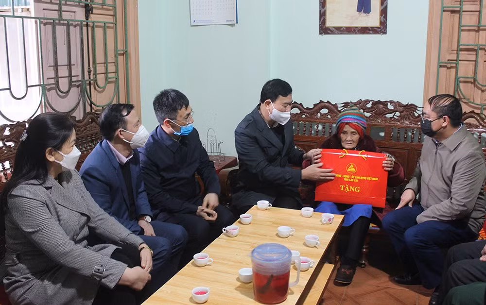 Các đồng chí lãnh đạo tỉnh thăm, chúc Tết tại Bắc Hà ảnh 12