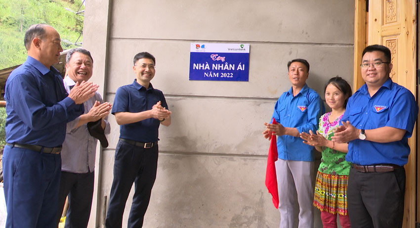 Bàn giao nhà cho anh Cư Seo Sử, xã Lùng Cải. Bàn giao nhà cho anh Cư Seo Sử, xã Lùng Cải.