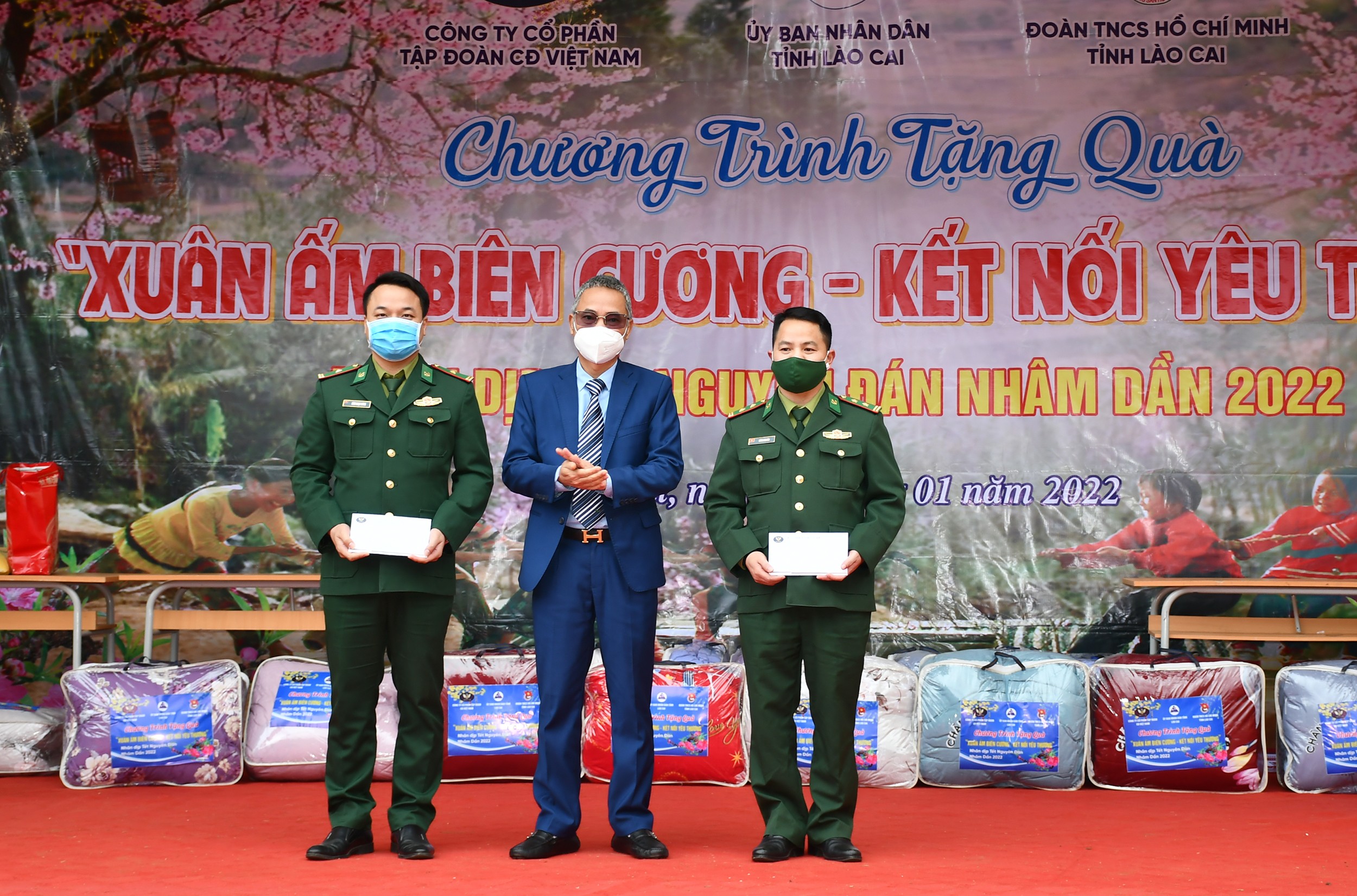 Công ty Cổ phần Tập đoàn CĐ Việt Nam tặng quà Đồn Biên phòng Tả Gia Khâu và Đồn Biên phòng Nậm Chảy.