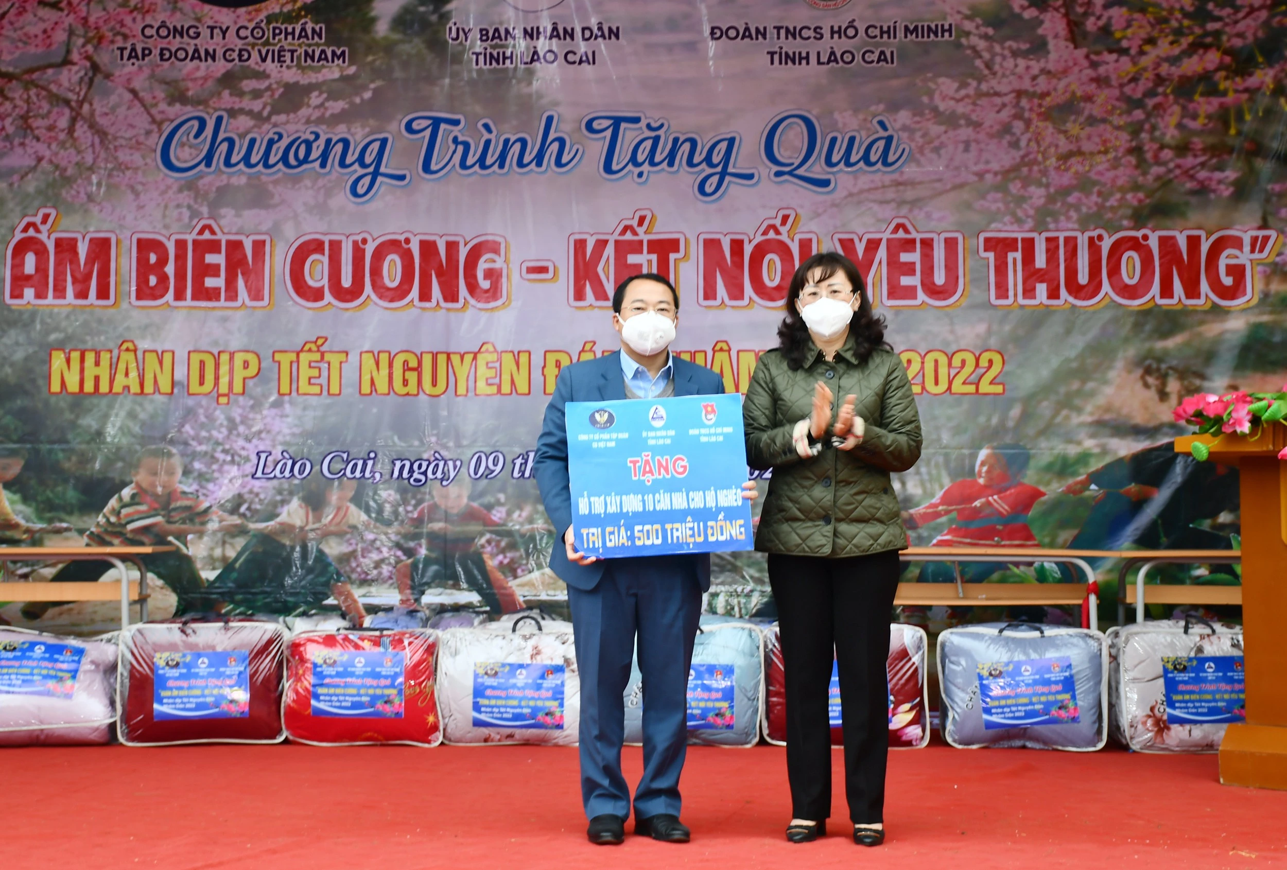 Trao hỗ trợ xây dựng 10 căn nhà nhân ái.