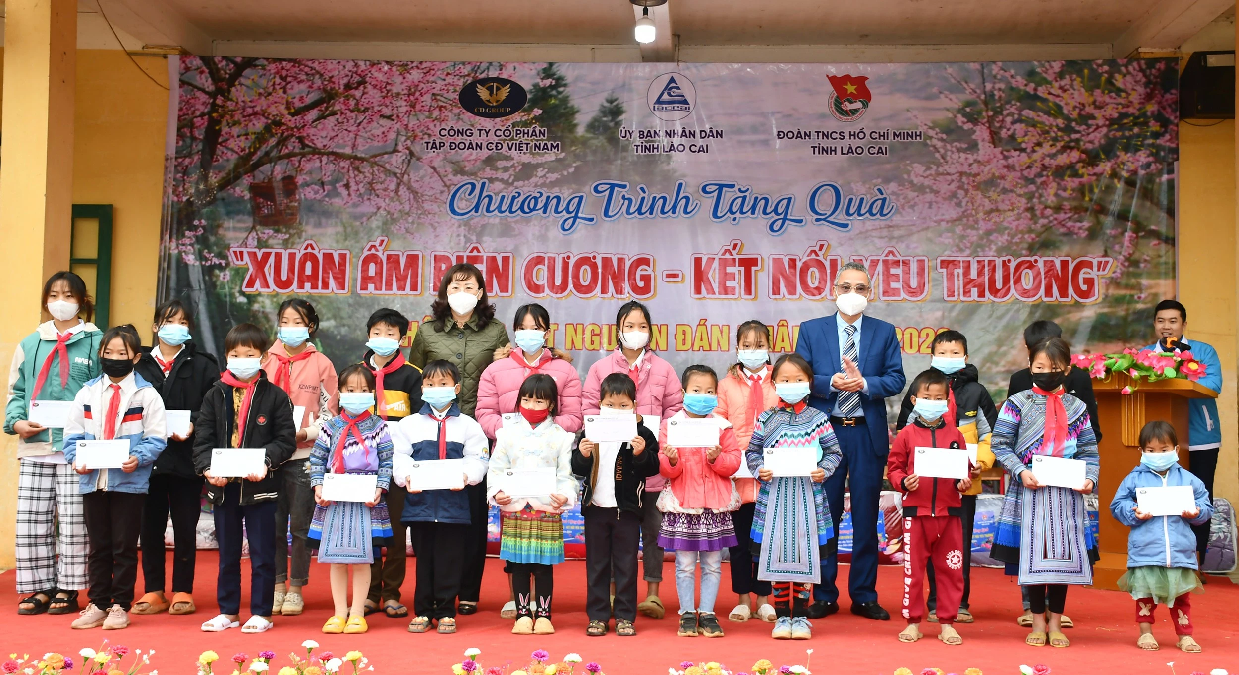 Trao học bổng cho các em học sinh nghèo vượt khó.