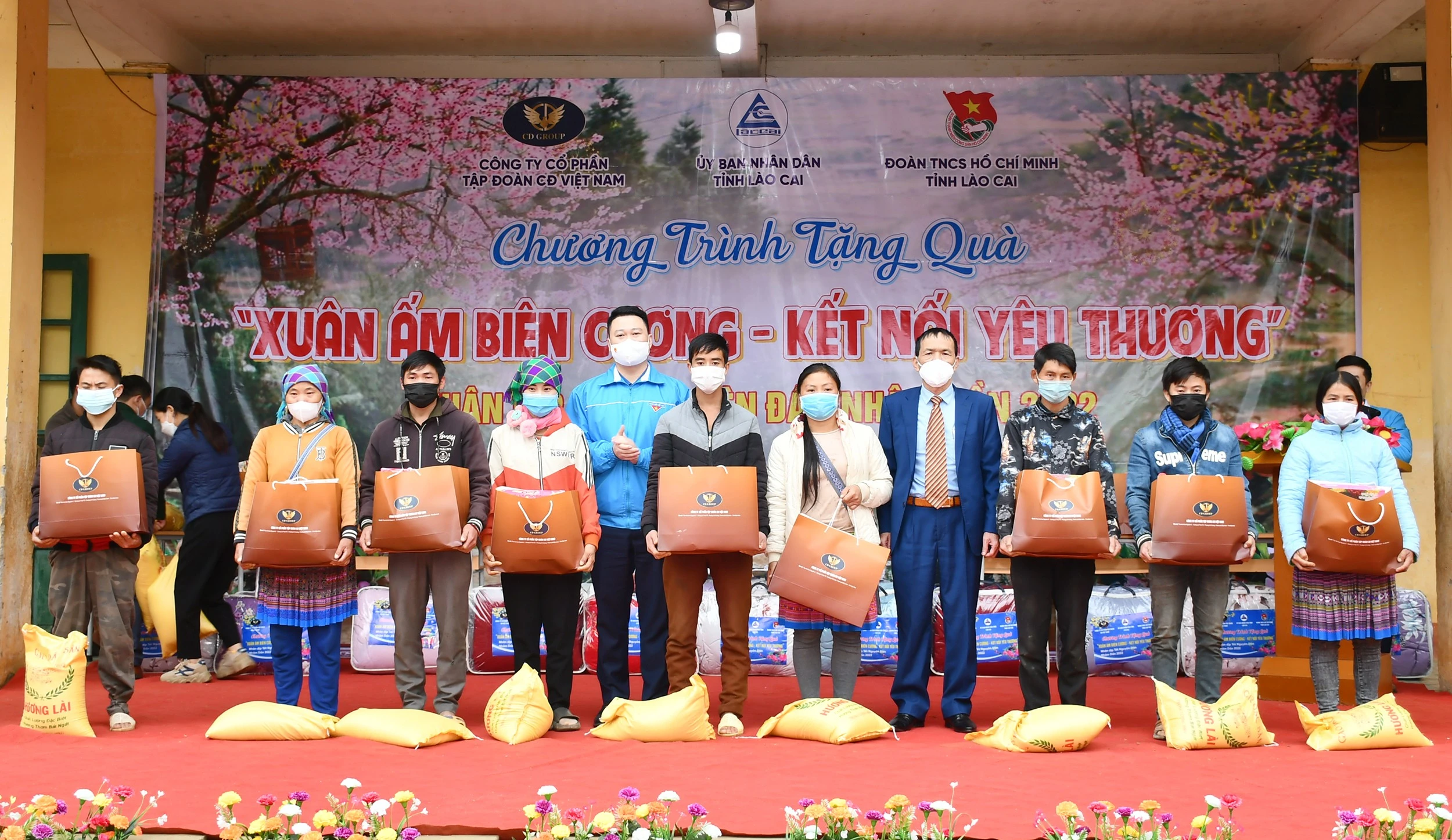 Trao túi an sinh cho các hộ nghèo.