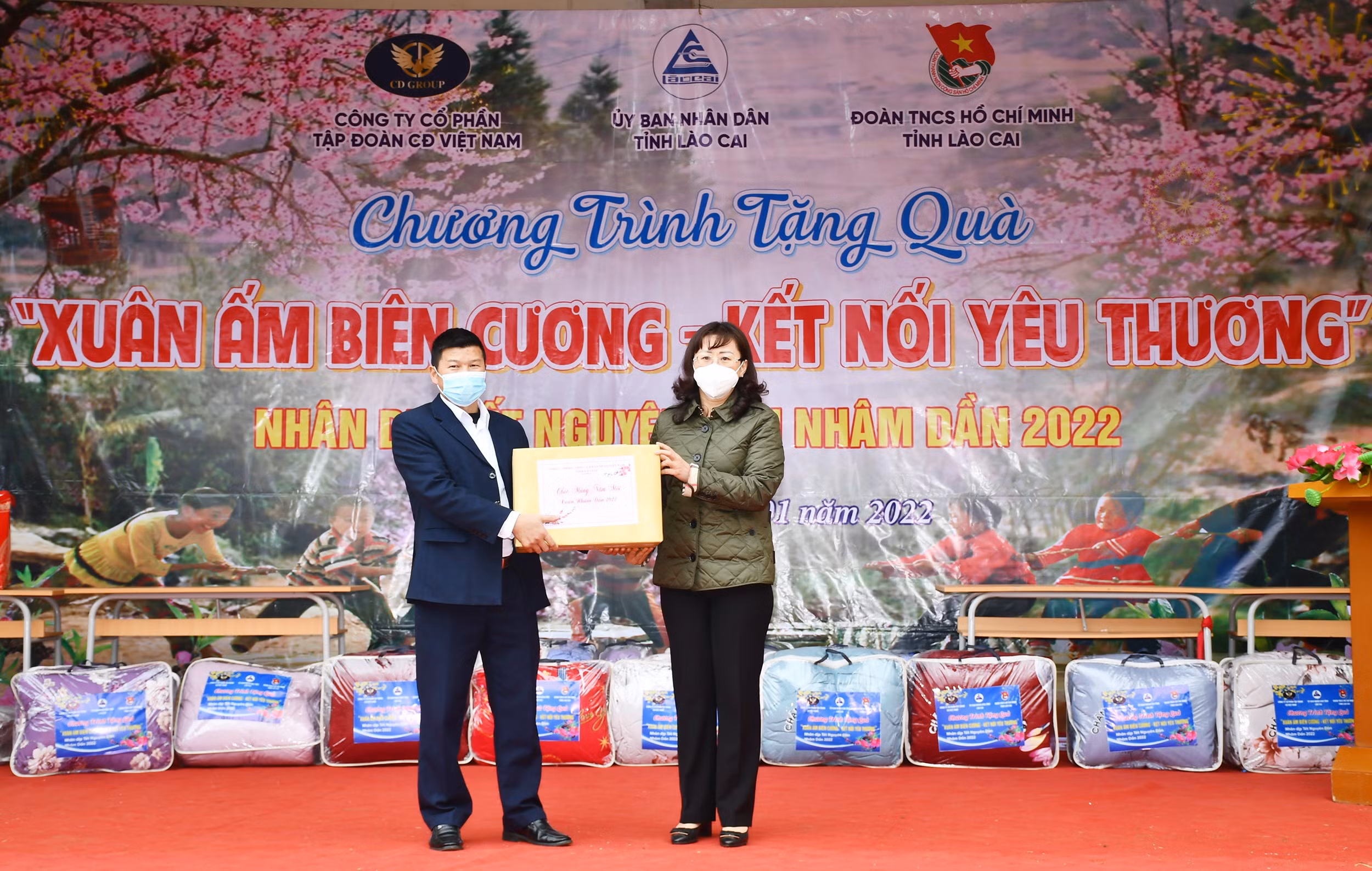 Phó Chủ tịch UBND tỉnh Giàng Thị Dung tặng quà cấp ủy, chính quyền xã Dìn Chin nhân dịp năm mới.