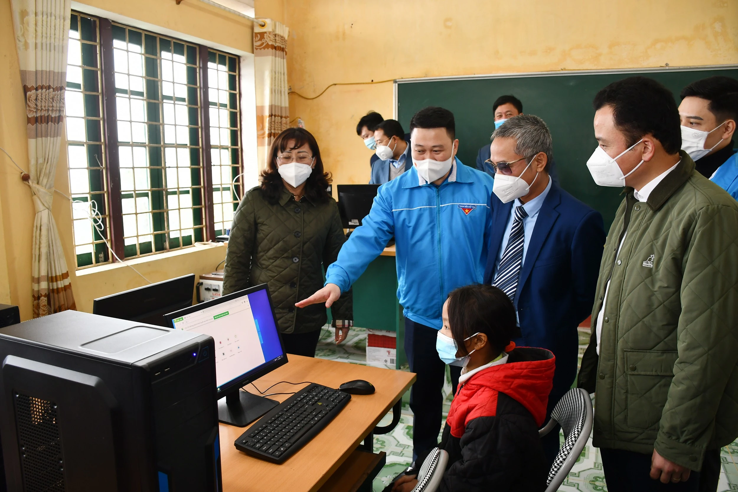 Phòng máy vi tính được đầu tư sẽ góp phần nâng cao chất lượng học tập cho học sinh xã Dìn Chin.