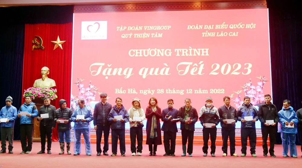 Tặng quà các hộ nghèo tại Nhà Văn hóa các dân tộc huyện Bắc Hà.