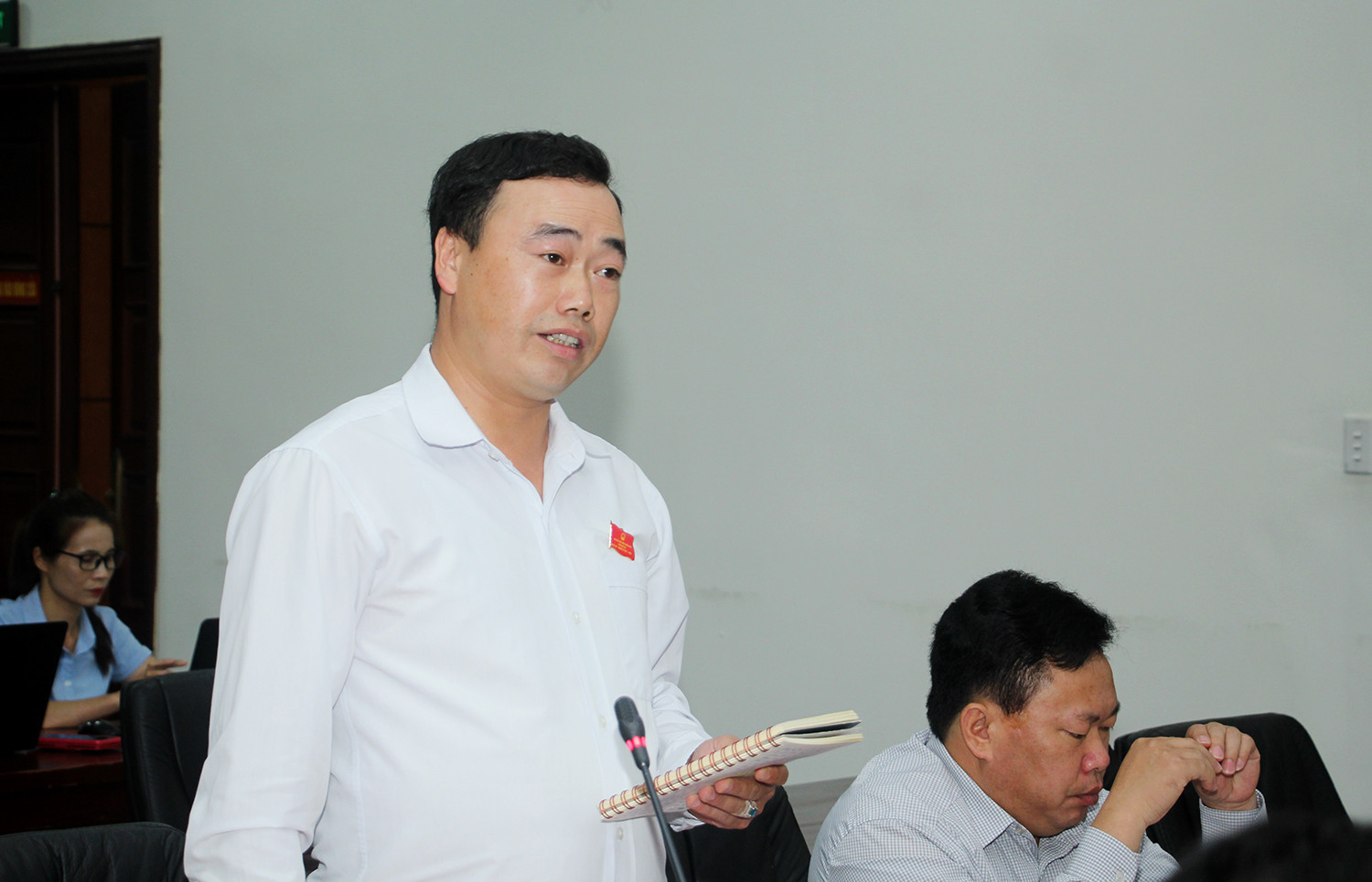 Kỳ họp thứ 6 HĐND tỉnh khóa XVI: Sôi nổi thảo luận, chất vấn, giải trình tại hội trường ảnh 3