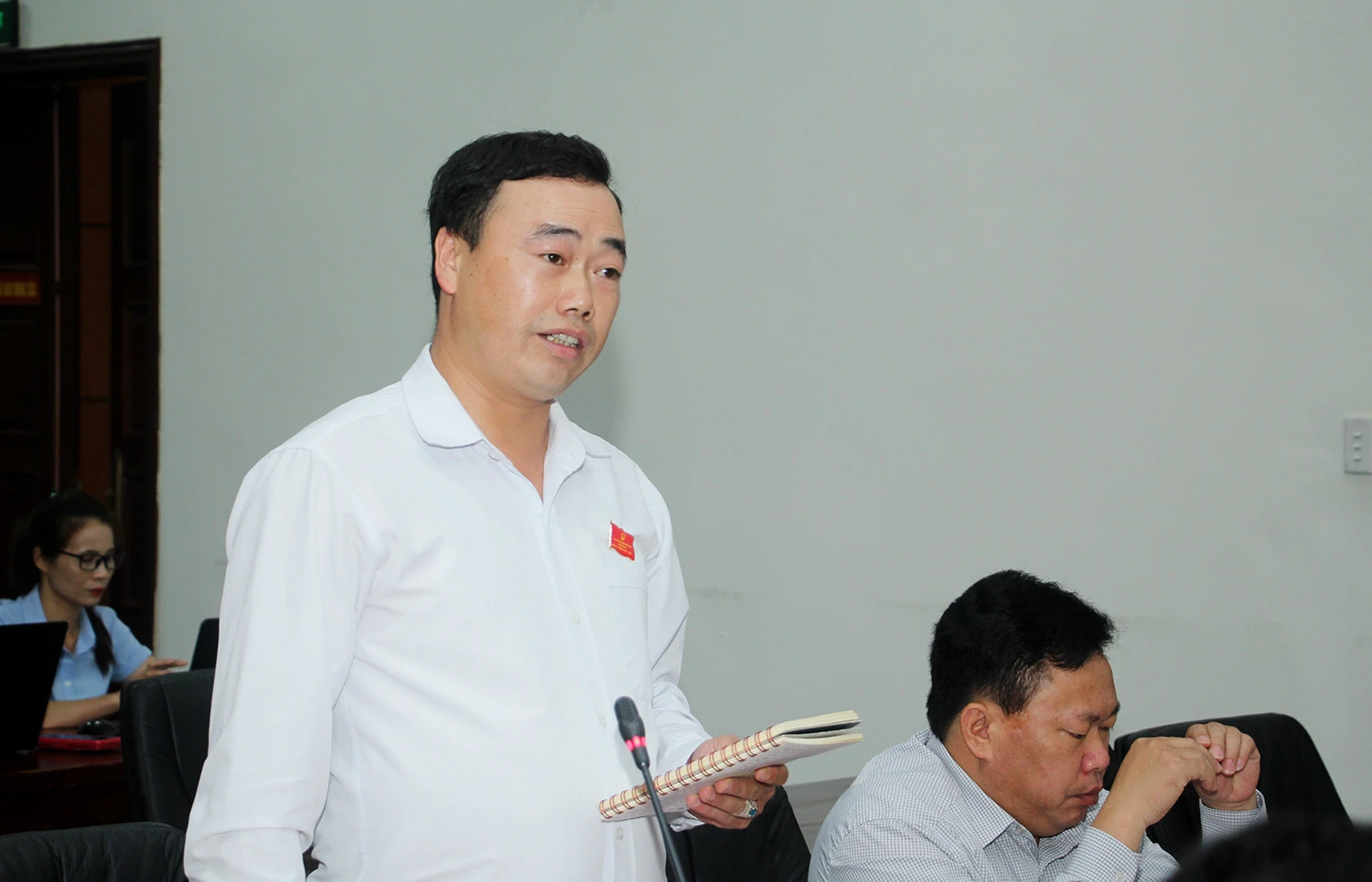 Kỳ họp thứ 6 HĐND tỉnh khóa XVI: Sôi nổi thảo luận, chất vấn, giải trình tại hội trường ảnh 3