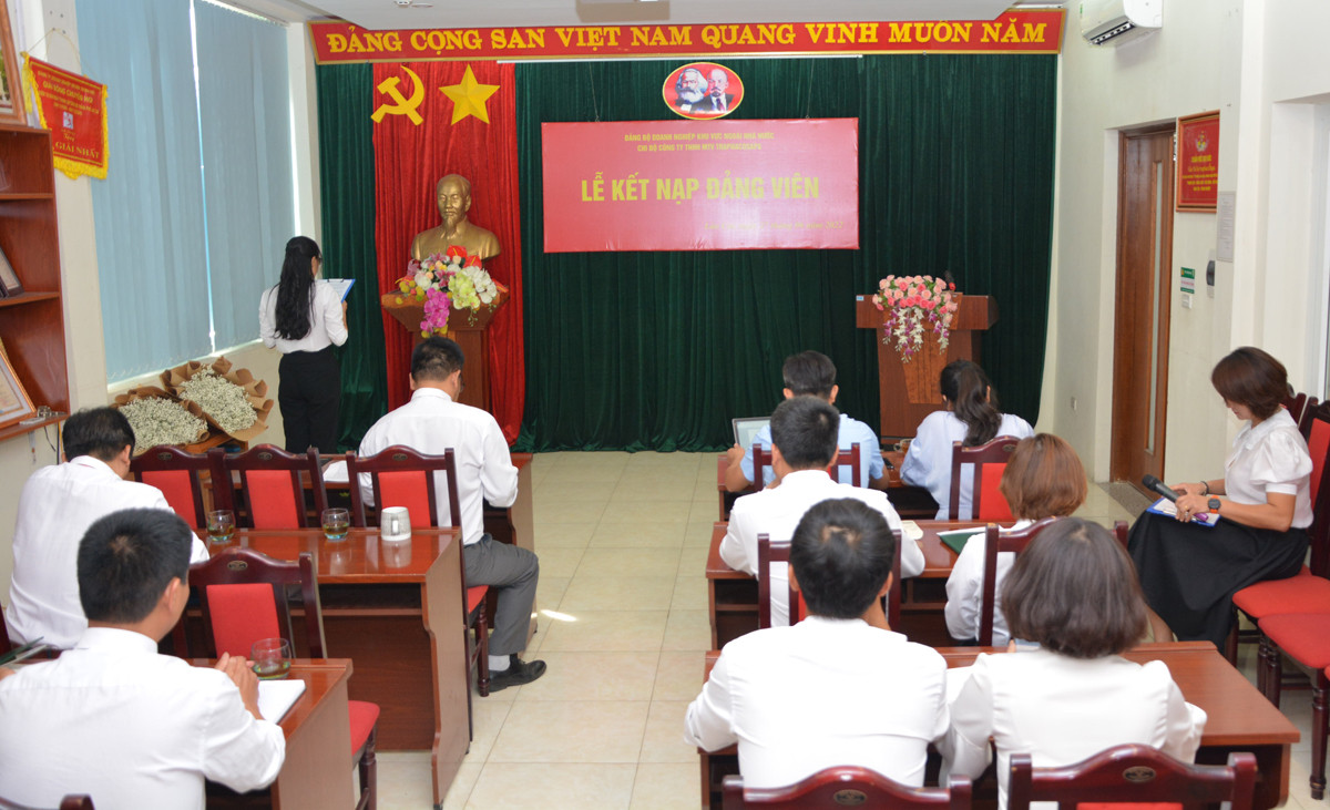 Quang cảnh lễ kết nạp.