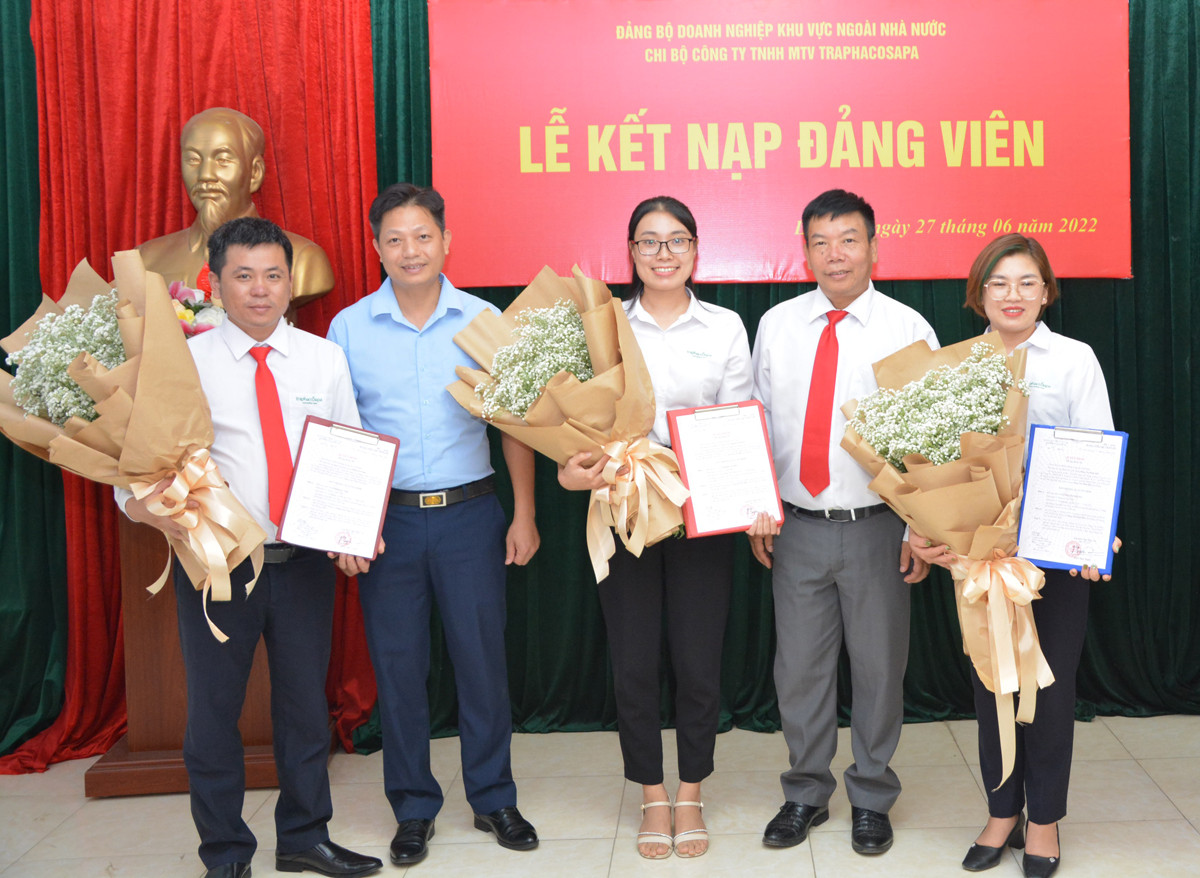 Lãnh đạo Đảng bộ Doanh nghiệp khu vực ngoài nhà nước, Chi bộ công ty tặng hoa chúc mừng các đảng viên.