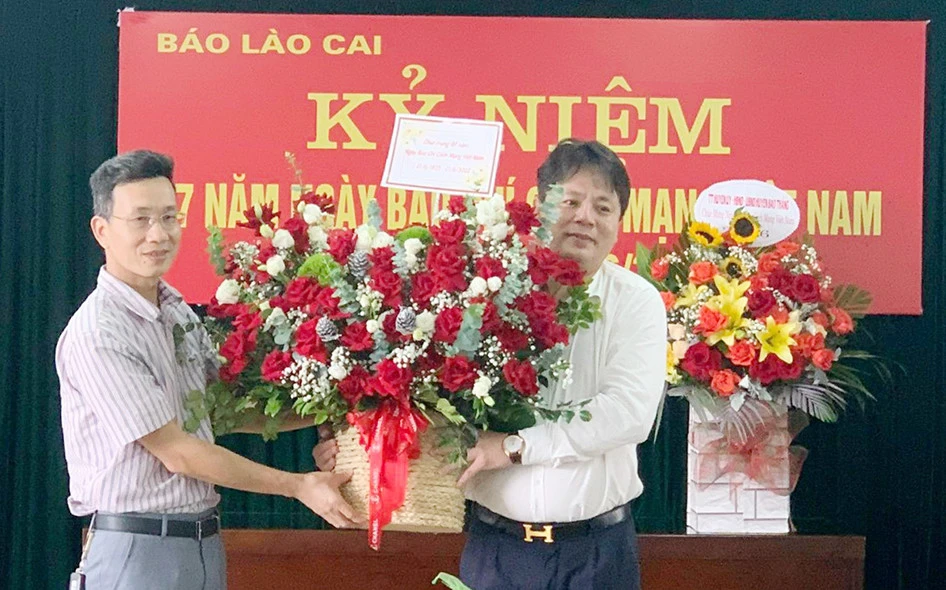 Đoàn công tác Thành ủy, HĐND, UBND thành phố Lào Cai tặng hoa chúc mừng Báo Lào Cai. Đoàn công tác Thị ủy, HĐND, UBND thị xã Sa Pa tặng hoa chúc mừng Báo Lào Cai. Đoàn công tác Huyện ủy, HĐND, UBND huyện Bảo Thắng tặng hoa chúc mừng Báo Lào Cai. Đoàn công tác Huyện ủy, HĐND, UBND huyện Bát Xát tặng hoa chúc mừng Báo Lào Cai. Đảng ủy Khối Cơ quan - Doanh nghiệp tỉnh chúc mừng Báo Lào Cai. Sở Thông tin và Truyền thông tặng hoa chúc mừng Báo Lào Cai. Bộ đội Biên phòng tỉnh tặng hoa chúc mừng Báo Lào Cai. Bộ Chỉ huy Quân sự tỉnh tặng hoa chúc mừng Báo Lào Cai. Thanh tra tỉnh tặng hoa chúc mừng Báo Lào Cai. Sở Công thương tặng hoa chúc mừng Báo Lào Cai. Cục Thuế tỉnh tặng hoa chúc mừng Báo Lào Cai. Cục Hải quan Lào Cai tặng hoa chúc mừng Báo Lào Cai. Sở Y tế tặng hoa chúc mừng Báo Lào Cai. Sở Giao thông vận tải và Xây dựng tặng hoa chúc mừng Báo Lào Cai. Các cơ quan trụ sở Khối IV tặng hoa chúc mừng Báo Lào Cai. Tỉnh đoàn Lào Cai tặng hoa chúc mừng Báo Lào Cai. Bảo hiểm xã hội tỉnh tặng hoa chúc mừng Báo Lào Cai. Trường Chính trị tỉnh tặng hoa chúc mừng Báo Lào Cai. Viện Kiểm sát nhân dân tỉnh tặng hoa chúc mừng Báo Lào Cai. Sở Nông nghiệp và Phát triển nông thôn tặng hoa chúc mừng Báo Lào Cai. Ngân hàng Nhà nước Việt Nam Chi nhánh tỉnh Lào Cai tặng hoa chúc mừng Báo Lào Cai. Hội Chữ thập đỏ tỉnh tặng hoa chúc mừng Báo Lào Cai. Phân hiệu Đại học Thái Nguyên tại tỉnh Lào Cai tặng hoa chúc mừng Báo Lào Cai. Trường Cao đẳng tỉnh tặng hoa chúc mừng Báo Lào Cai. Phòng Cảnh sát Phòng cháy, chữa cháy và Cứu nạn, cứu hộ Công an tỉnh tặng hoa chúc mừng Báo Lào Cai. Phòng Kỹ thuật hình sự Công an tỉnh tặng hoa chúc mừng Báo Lào Cai. Đoàn Khối Cơ quan - Doanh nghiệp tỉnh tặng hoa chúc mừng Báo Lào Cai. Bưu điện tỉnh tặng hoa chúc mừng Báo Lào Cai. Bệnh viện Đa khoa tỉnh tặng hoa chúc mừng Báo Lào Cai. Bệnh viện Sản - Nhi tỉnh Lào Cai tặng hoa chúc mừng Báo Lào Cai. Đảng ủy, HĐND, UBND phường Bắc Lệnh (thành phố Lào Cai) tặng hoa chúc mừng Báo Lào Cai. Bệnh viện Đa khoa Hưng Thịnh tặng hoa chúc mừng Báo Lào Cai. VNPT Lào Cai tặng hoa chúc mừng Báo Lào Cai. Công ty Xăng dầu Lào Cai tặng hoa chúc mừng Báo Lào Cai. Công ty Cổ phần In tổng hợp Lào Cai tặng hoa chúc mừng Báo Lào Cai. Công ty Bảo hiểm Nhân thọ Prudential tặng hoa chúc mừng Báo Lào Cai. Agribank Chi nhánh Lào Cai II tặng hoa chúc mừng Báo Lào Cai. Vietinbank Lào Cai tặng hoa chúc mừng Báo Lào Cai. Vietcombank Lào Cai tặng hoa chúc mừng Báo Lào Cai. BIDV Lào Cai tặng hoa chúc mừng Báo Lào Cai. Viettel Lào Cai tặng hoa chúc mừng Báo Lào Cai. Công ty Cổ phần Đồng Tả Phời - Vinacomin tặng hoa chúc mừng Báo Lào Cai. Công ty Môi trường Hoàng Yến tặng hoa chúc mừng Báo Lào Cai. Công ty Cổ phần DAP số 2 - Vinachem tặng hoa chúc mừng Báo Lào Cai. Công ty Cổ phần Interbuslines tặng hoa chúc mừng Báo Lào Cai. Đoàn công tác Thành ủy, HĐND, UBND thành phố Lào Cai tặng hoa chúc mừng Báo Lào Cai. Đoàn công tác Thị ủy, HĐND, UBND thị xã Sa Pa tặng hoa chúc mừng Báo Lào Cai. Đoàn công tác Huyện ủy, HĐND, UBND huyện Bảo Thắng tặng hoa chúc mừng Báo Lào Cai. Đoàn công tác Huyện ủy, HĐND, UBND huyện Bát Xát tặng hoa chúc mừng Báo Lào Cai. Đảng ủy Khối Cơ quan - Doanh nghiệp tỉnh chúc mừng Báo Lào Cai. Sở Thông tin và Truyền thông tặng hoa chúc mừng Báo Lào Cai. Bộ đội Biên phòng tỉnh tặng hoa chúc mừng Báo Lào Cai. Bộ Chỉ huy Quân sự tỉnh tặng hoa chúc mừng Báo Lào Cai. Thanh tra tỉnh tặng hoa chúc mừng Báo Lào Cai. Sở Công thương tặng hoa chúc mừng Báo Lào Cai. Cục Thuế tỉnh tặng hoa chúc mừng Báo Lào Cai. Cục Hải quan Lào Cai tặng hoa chúc mừng Báo Lào Cai. Sở Y tế tặng hoa chúc mừng Báo Lào Cai. Sở Giao thông vận tải và Xây dựng tặng hoa chúc mừng Báo Lào Cai. Các cơ quan trụ sở Khối IV tặng hoa chúc mừng Báo Lào Cai. Tỉnh đoàn Lào Cai tặng hoa chúc mừng Báo Lào Cai. Bảo hiểm xã hội tỉnh tặng hoa chúc mừng Báo Lào Cai. Trường Chính trị tỉnh tặng hoa chúc mừng Báo Lào Cai. Viện Kiểm sát nhân dân tỉnh tặng hoa chúc mừng Báo Lào Cai. Sở Nông nghiệp và Phát triển nông thôn tặng hoa chúc mừng Báo Lào Cai. Ngân hàng Nhà nước Việt Nam Chi nhánh tỉnh Lào Cai tặng hoa chúc mừng Báo Lào Cai. Hội Chữ thập đỏ tỉnh tặng hoa chúc mừng Báo Lào Cai. Phân hiệu Đại học Thái Nguyên tại tỉnh Lào Cai tặng hoa chúc mừng Báo Lào Cai. Trường Cao đẳng tỉnh tặng hoa chúc mừng Báo Lào Cai. Phòng Cảnh sát Phòng cháy, chữa cháy và Cứu nạn, cứu hộ Công an tỉnh tặng hoa chúc mừng Báo Lào Cai. Phòng Kỹ thuật hình sự Công an tỉnh tặng hoa chúc mừng Báo Lào Cai. Đoàn Khối Cơ quan - Doanh nghiệp tỉnh tặng hoa chúc mừng Báo Lào Cai. Bưu điện tỉnh tặng hoa chúc mừng Báo Lào Cai. Bệnh viện Đa khoa tỉnh tặng hoa chúc mừng Báo Lào Cai. Bệnh viện Sản - Nhi tỉnh Lào Cai tặng hoa chúc mừng Báo Lào Cai. Đảng ủy, HĐND, UBND phường Bắc Lệnh (thành phố Lào Cai) tặng hoa chúc mừng Báo Lào Cai. Bệnh viện Đa khoa Hưng Thịnh tặng hoa chúc mừng Báo Lào Cai. VNPT Lào Cai tặng hoa chúc mừng Báo Lào Cai. Công ty Xăng dầu Lào Cai tặng hoa chúc mừng Báo Lào Cai. Công ty Cổ phần In tổng hợp Lào Cai tặng hoa chúc mừng Báo Lào Cai. Công ty Bảo hiểm Nhân thọ Prudential tặng hoa chúc mừng Báo Lào Cai. Agribank Chi nhánh Lào Cai II tặng hoa chúc mừng Báo Lào Cai. Vietinbank Lào Cai tặng hoa chúc mừng Báo Lào Cai. Vietcombank Lào Cai tặng hoa chúc mừng Báo Lào Cai. BIDV Lào Cai tặng hoa chúc mừng Báo Lào Cai. Viettel Lào Cai tặng hoa chúc mừng Báo Lào Cai. Công ty Cổ phần Đồng Tả Phời - Vinacomin tặng hoa chúc mừng Báo Lào Cai. Công ty Môi trường Hoàng Yến tặng hoa chúc mừng Báo Lào Cai. Công ty Cổ phần DAP số 2 - Vinachem tặng hoa chúc mừng Báo Lào Cai. Công ty Cổ phần Interbuslines tặng hoa chúc mừng Báo Lào Cai.