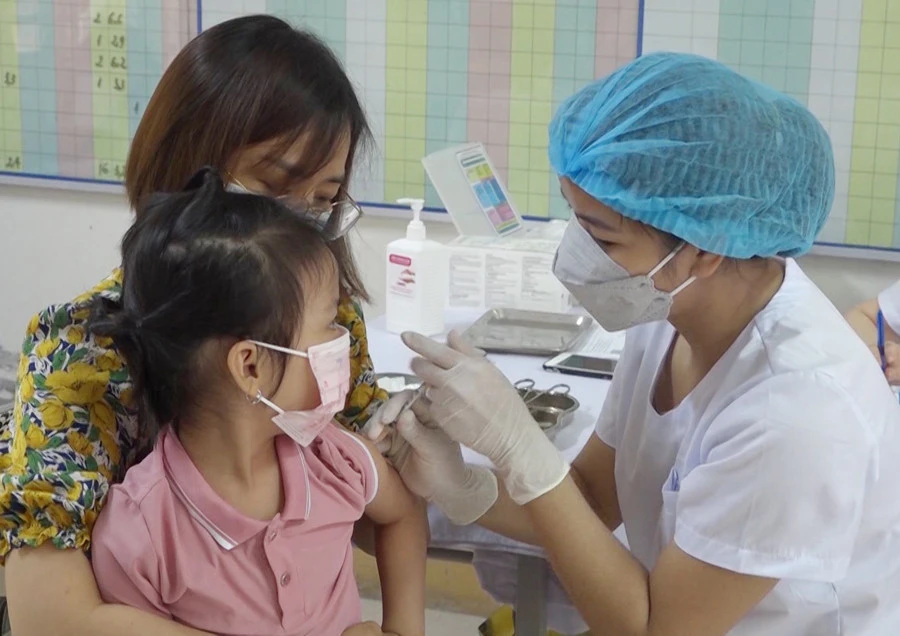 Tiêm vắc xin phòng Covid-19 cho trẻ 5 tuổi.