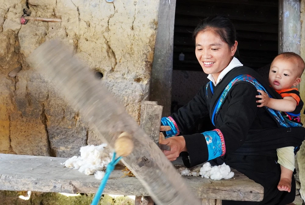 Nghề dệt vải truyền thống của người Thu Lao ảnh 2