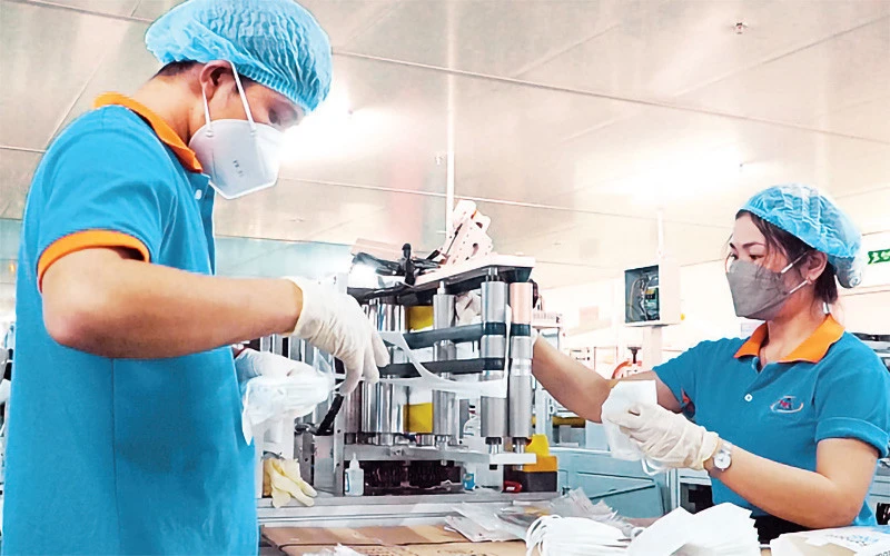 Lao động ở Công ty TNHH Sản xuất Thương mại thiết bị Nam Anh, Thành phố Hồ Chí Minh (Ảnh minh họa: Quang Quý)