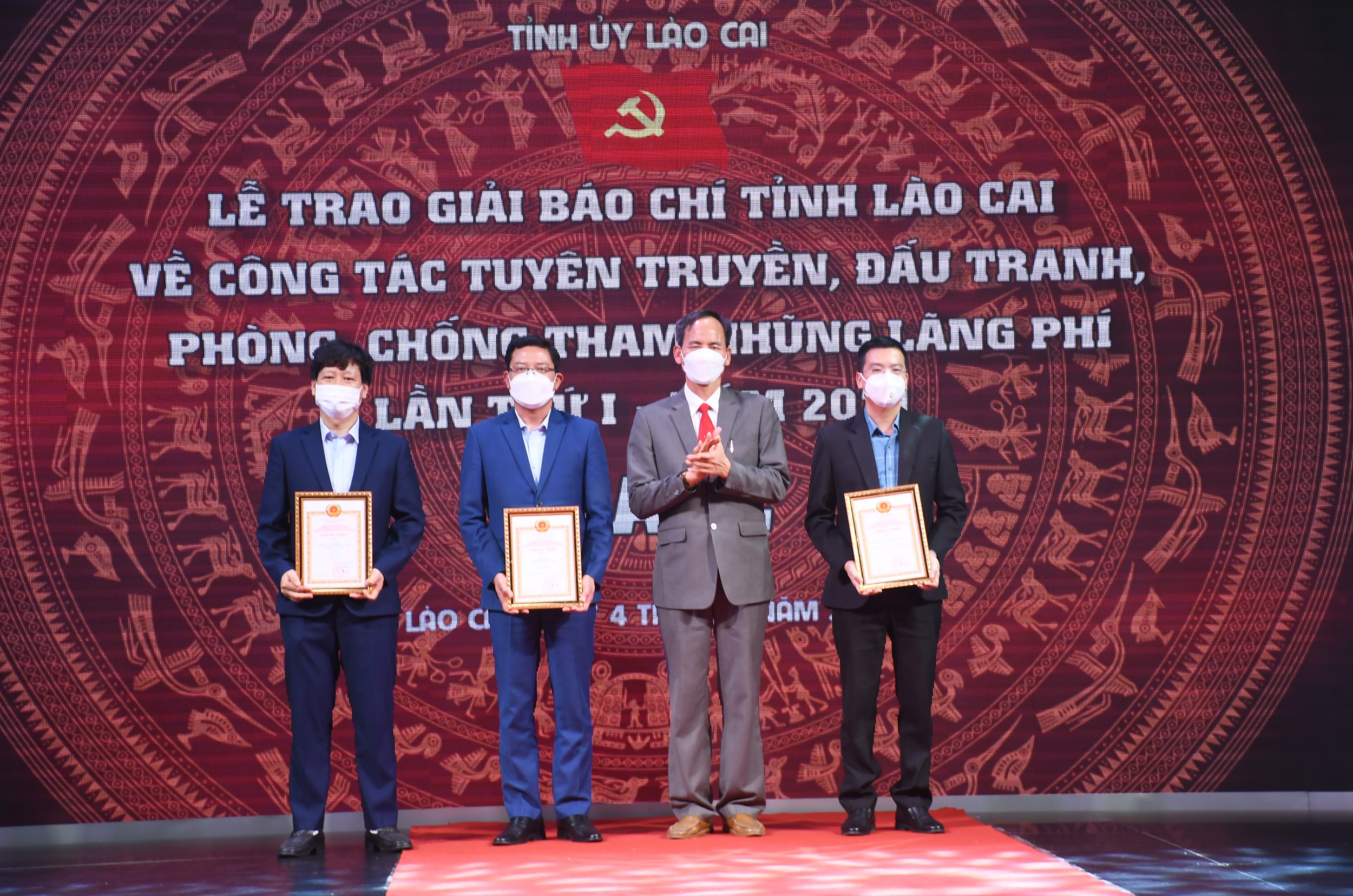 Trao giải cho tác giả, nhóm tác giả đoạt giải C.