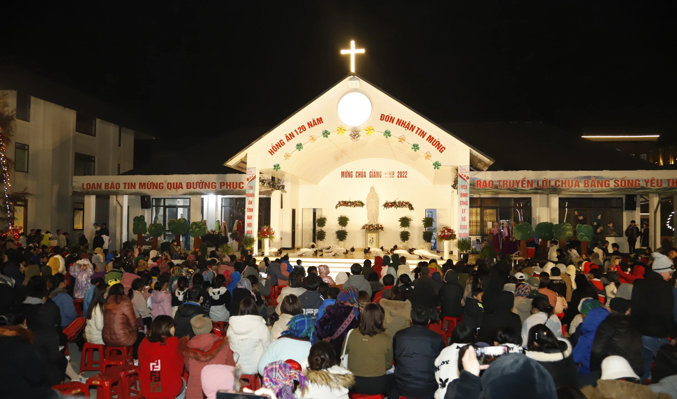 Lào Cai: Người dân nô nức đón Giáng sinh ảnh 16