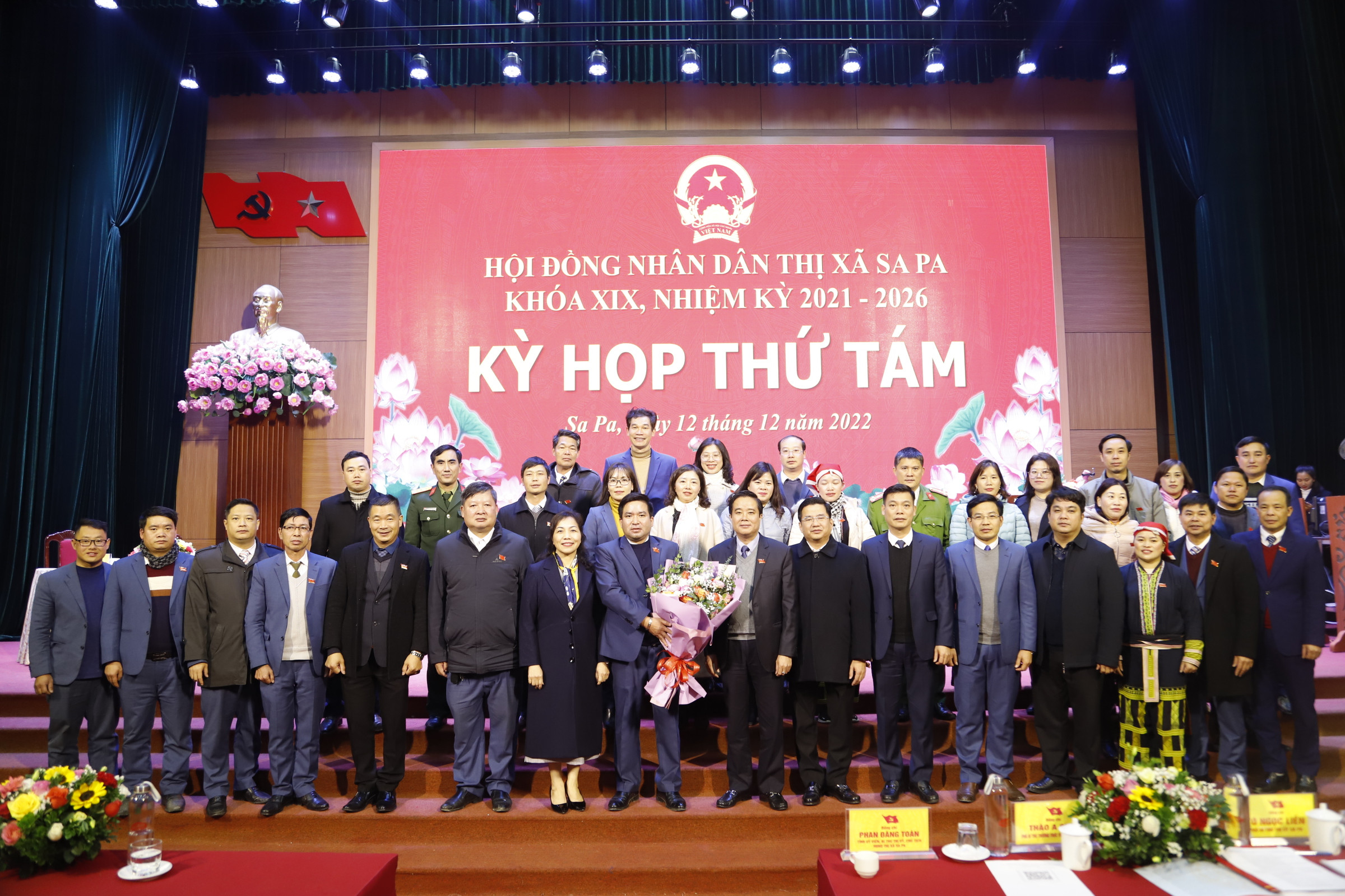 Tặng hoa chúc mừng đồng chí Vương Trinh Quốc chuyển công tác về Ban Quản lý Khu kinh tế tỉnh.