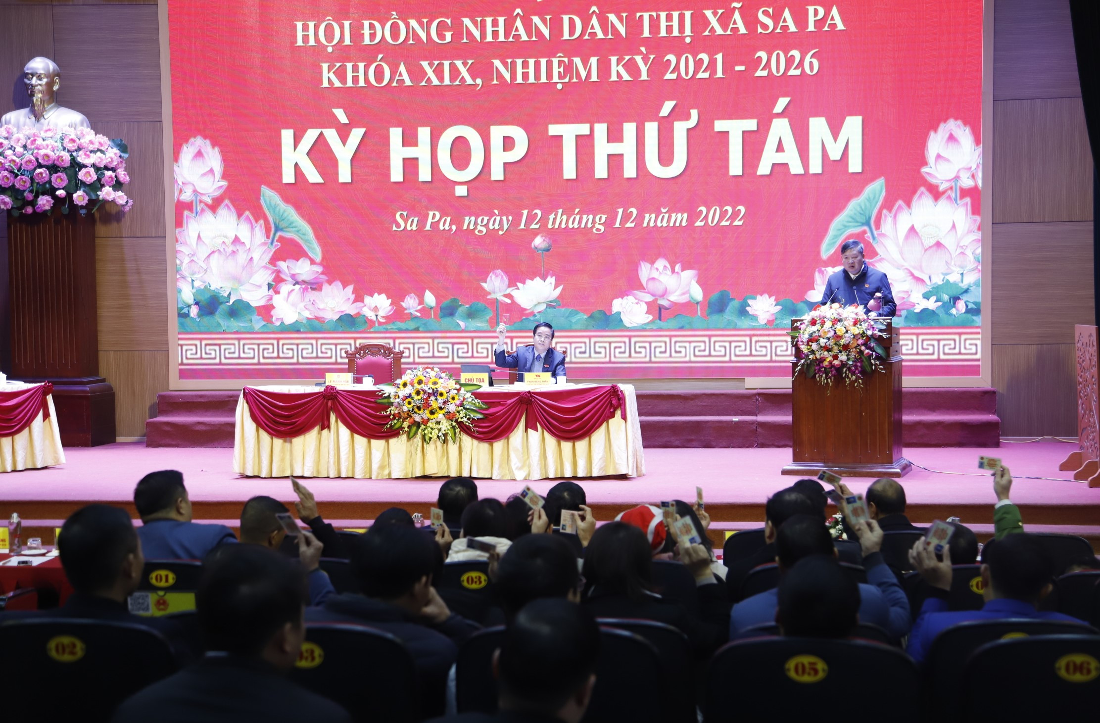 Quang cảnh kỳ họp thứ 8 HĐND thị xã Sa Pa khóa XIX.