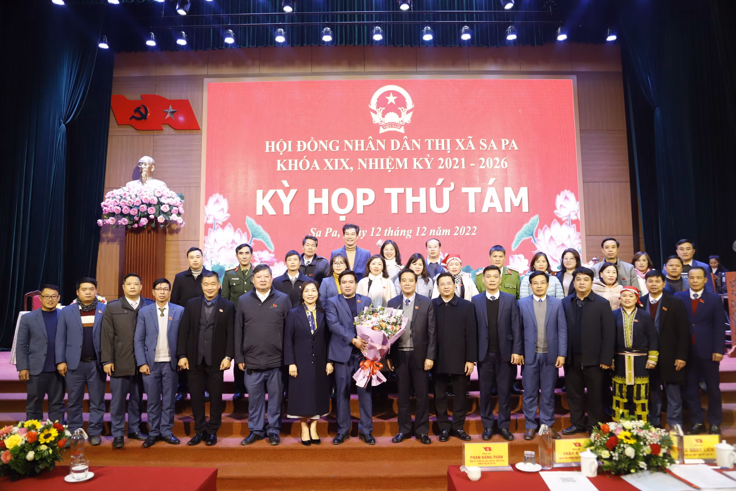 Tặng hoa chúc mừng đồng chí Vương Trinh Quốc chuyển công tác về Ban Quản lý Khu kinh tế tỉnh.