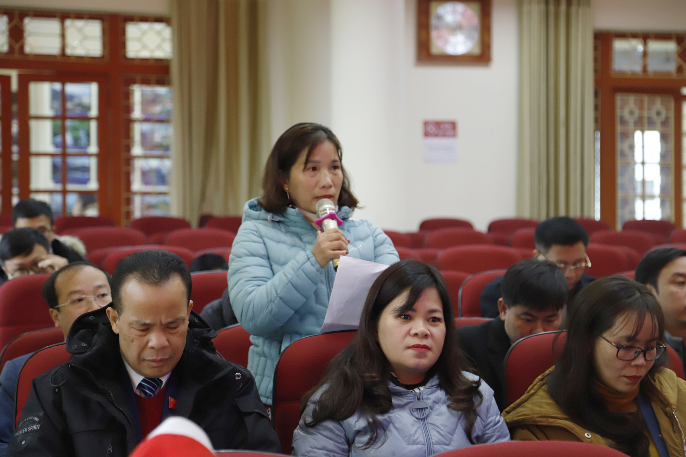 Đại biểu HĐND thị xã Sa Pa thảo luận tại hội trường.