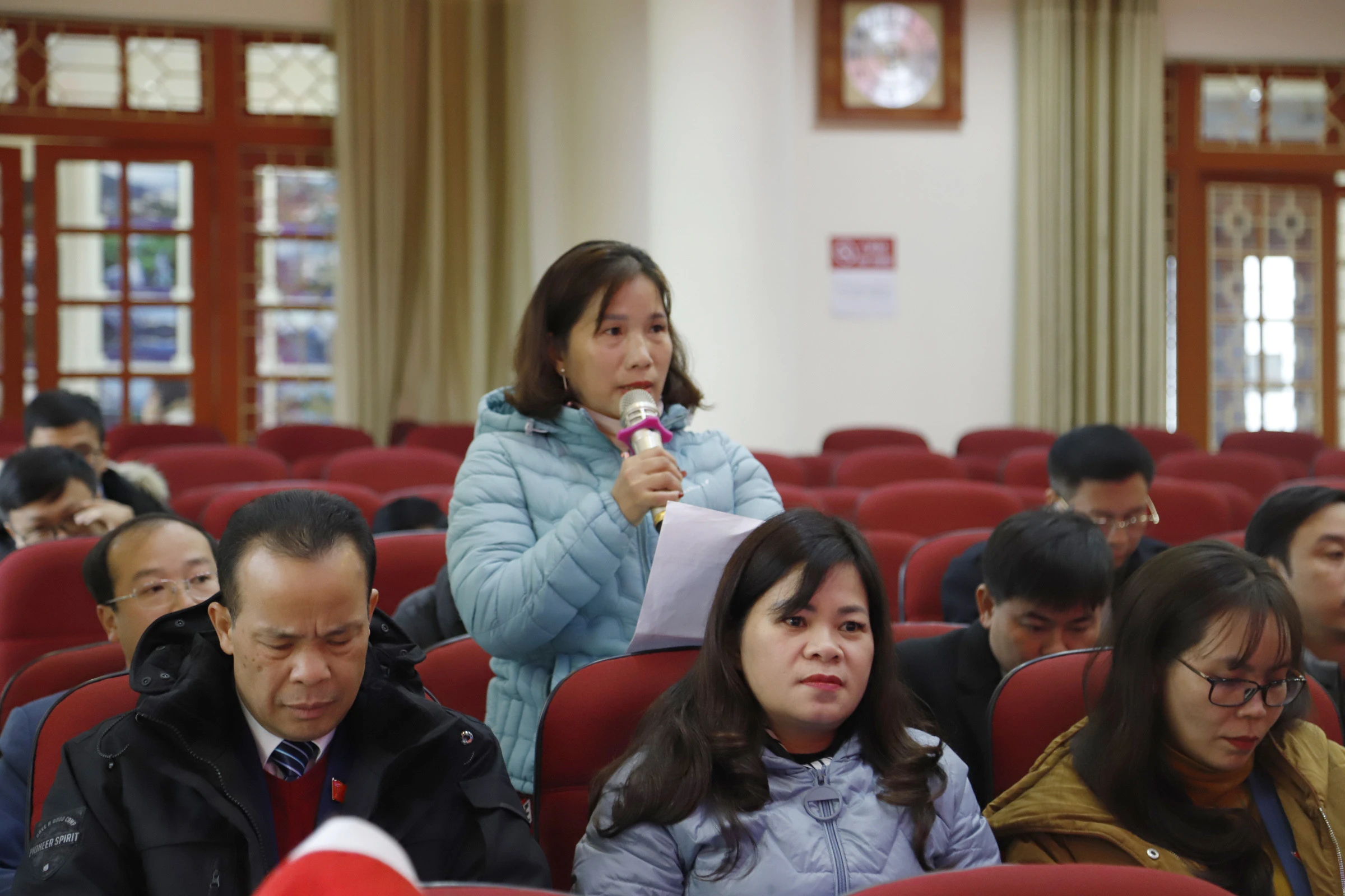 Đại biểu HĐND thị xã Sa Pa thảo luận tại hội trường.