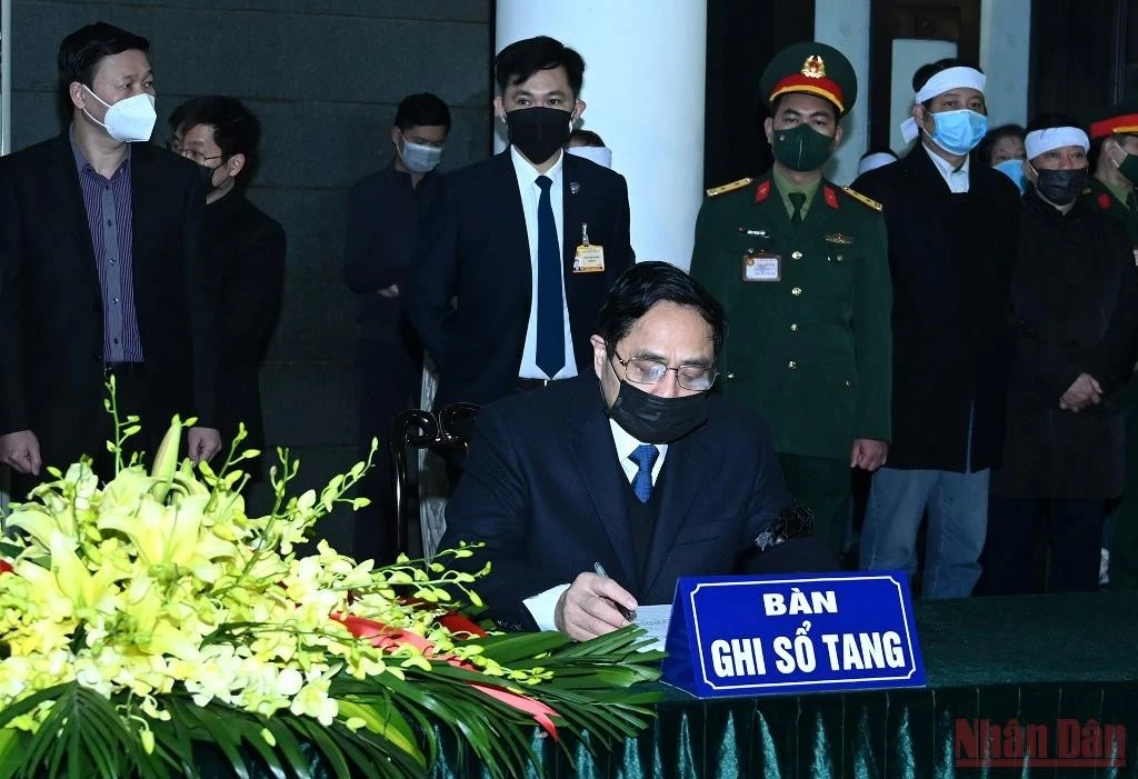 Linh cữu đồng chí Nguyễn Côn, nguyên Bí thư Trung ương Đảng, nguyên Phó Thủ tướng Chính phủ quàn tại Nhà tang lễ Quốc gia, số 5 Trần Thánh Tông, thành phố Hà Nội. Đồng chí Nguyễn Côn (bí danh Nam); sinh ngày 15/5/1916, tại xã Thanh Lâm, huyện Thanh Chương, tỉnh Nghệ An; thường trú tại tổ dân phố 6, phường Trần Hưng Đạo, quận Hoàn Kiếm, thành phố Hà Nội. Đoàn Ban Chấp hành Trung ương Đảng do Thủ tướng Chính phủ Phạm Minh Chính dẫn đầu viếng đồng chí Nguyễn Côn. Tổng Bí thư Nguyễn Phú Trọng gửi vòng hoa kính viếng. Các đồng chí lãnh đạo, nguyên lãnh đạo Đảng, Nhà nước viếng đồng chí Nguyễn Côn. Thủ tướng Phạm Minh Chính chia buồn với gia quyến đồng chí Nguyễn Côn. Đoàn Chính phủ nước CHXHCN Việt Nam do Thủ tướng Phạm Minh Chính dẫn đầu viếng nguyên Phó Thủ tướng Chính phủ Nguyễn Côn. Thủ tướng Phạm Minh Chính ghi sổ tang tại lễ viếng. Đoàn Quốc hội nước CHXHCN Việt Nam do Phó Chủ tịch Quốc hội Nguyễn Đức Hải dẫn đầu viếng nguyên Phó Thủ tướng Chính phủ Nguyễn Côn. Phó Chủ tịch Quốc hội Nguyễn Đức Hải; Tổng Thư ký, Chủ nhiệm Văn phòng Quốc hội Bùi Văn Cường chia buồn với gia quyến đồng chí Nguyễn Côn. Đoàn Ủy ban Trung ương Mặt trận Tổ quốc Việt Nam do Phó Chủ tịch Ủy ban Trung ương Mặt trận Tổ quốc Việt Nam Ngô Sách Thực dẫn đầu viếng nguyên Phó Thủ tướng Nguyễn Côn. Đoàn Đại sứ quán Lào tại Việt Nam viếng nguyên Phó Thủ tướng Nguyễn Côn. Lễ viếng đồng chí Nguyễn Côn diễn ra từ 8 giờ ngày 13/1; lễ truy điệu lúc 10 giờ 30 phút và lễ an táng từ 13 giờ cùng ngày tại Nghĩa trang Mai Dịch, thành phố Hà Nội.