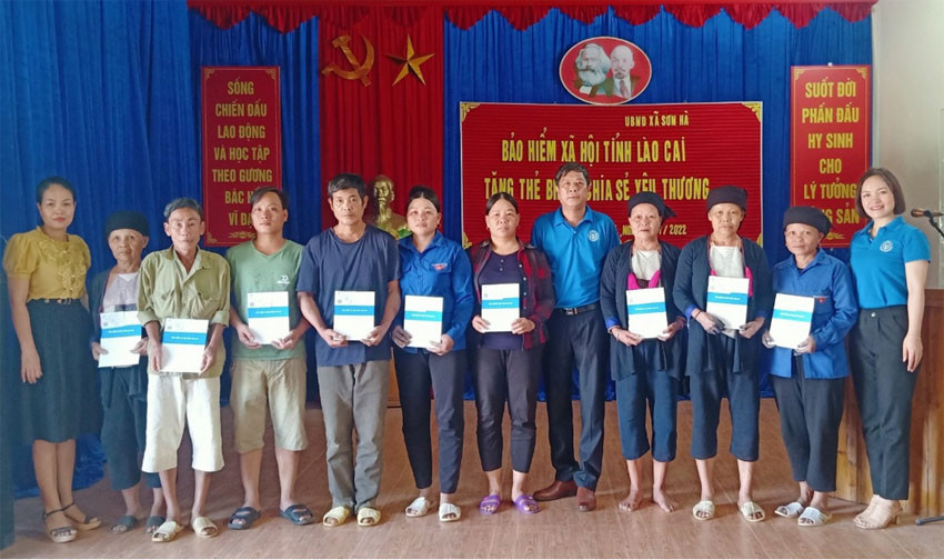 Tặng thẻ BHYT tại xã Sơn Hà, huyện Bảo Thắng. Tặng thẻ BHYT tại xã Sơn Hà, huyện Bảo Thắng.