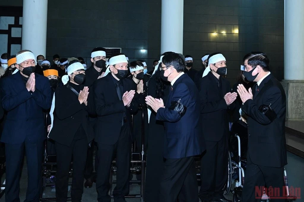 Linh cữu đồng chí Nguyễn Côn, nguyên Bí thư Trung ương Đảng, nguyên Phó Thủ tướng Chính phủ quàn tại Nhà tang lễ Quốc gia, số 5 Trần Thánh Tông, thành phố Hà Nội. Đồng chí Nguyễn Côn (bí danh Nam); sinh ngày 15/5/1916, tại xã Thanh Lâm, huyện Thanh Chương, tỉnh Nghệ An; thường trú tại tổ dân phố 6, phường Trần Hưng Đạo, quận Hoàn Kiếm, thành phố Hà Nội. Đoàn Ban Chấp hành Trung ương Đảng do Thủ tướng Chính phủ Phạm Minh Chính dẫn đầu viếng đồng chí Nguyễn Côn. Tổng Bí thư Nguyễn Phú Trọng gửi vòng hoa kính viếng. Các đồng chí lãnh đạo, nguyên lãnh đạo Đảng, Nhà nước viếng đồng chí Nguyễn Côn. Thủ tướng Phạm Minh Chính chia buồn với gia quyến đồng chí Nguyễn Côn. Đoàn Chính phủ nước CHXHCN Việt Nam do Thủ tướng Phạm Minh Chính dẫn đầu viếng nguyên Phó Thủ tướng Chính phủ Nguyễn Côn. Thủ tướng Phạm Minh Chính ghi sổ tang tại lễ viếng. Đoàn Quốc hội nước CHXHCN Việt Nam do Phó Chủ tịch Quốc hội Nguyễn Đức Hải dẫn đầu viếng nguyên Phó Thủ tướng Chính phủ Nguyễn Côn. Phó Chủ tịch Quốc hội Nguyễn Đức Hải; Tổng Thư ký, Chủ nhiệm Văn phòng Quốc hội Bùi Văn Cường chia buồn với gia quyến đồng chí Nguyễn Côn. Đoàn Ủy ban Trung ương Mặt trận Tổ quốc Việt Nam do Phó Chủ tịch Ủy ban Trung ương Mặt trận Tổ quốc Việt Nam Ngô Sách Thực dẫn đầu viếng nguyên Phó Thủ tướng Nguyễn Côn. Đoàn Đại sứ quán Lào tại Việt Nam viếng nguyên Phó Thủ tướng Nguyễn Côn. Lễ viếng đồng chí Nguyễn Côn diễn ra từ 8 giờ ngày 13/1; lễ truy điệu lúc 10 giờ 30 phút và lễ an táng từ 13 giờ cùng ngày tại Nghĩa trang Mai Dịch, thành phố Hà Nội.