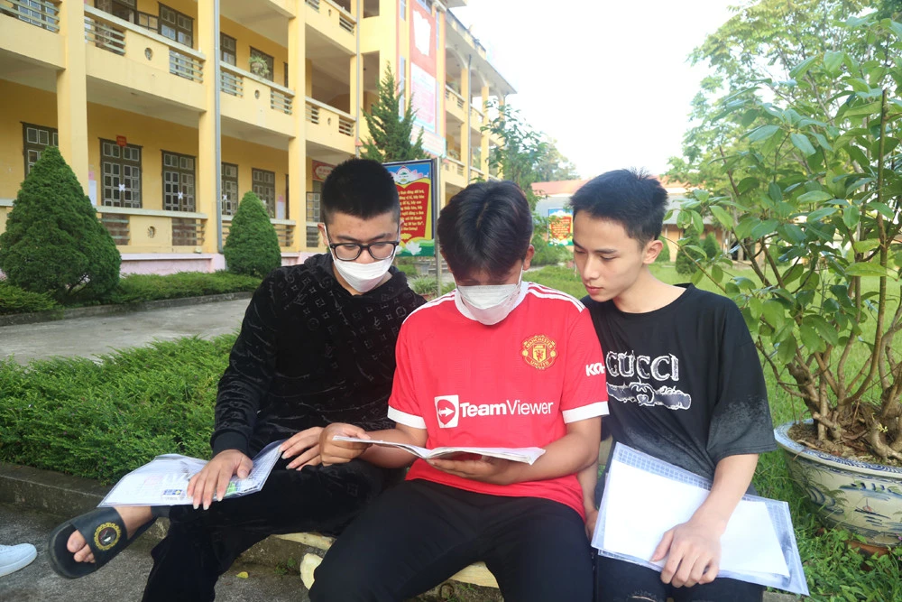 Các thí sinh xem lại bài trước khi vào phòng thi tại điểm thi số 1 huyện Si Ma Cai.