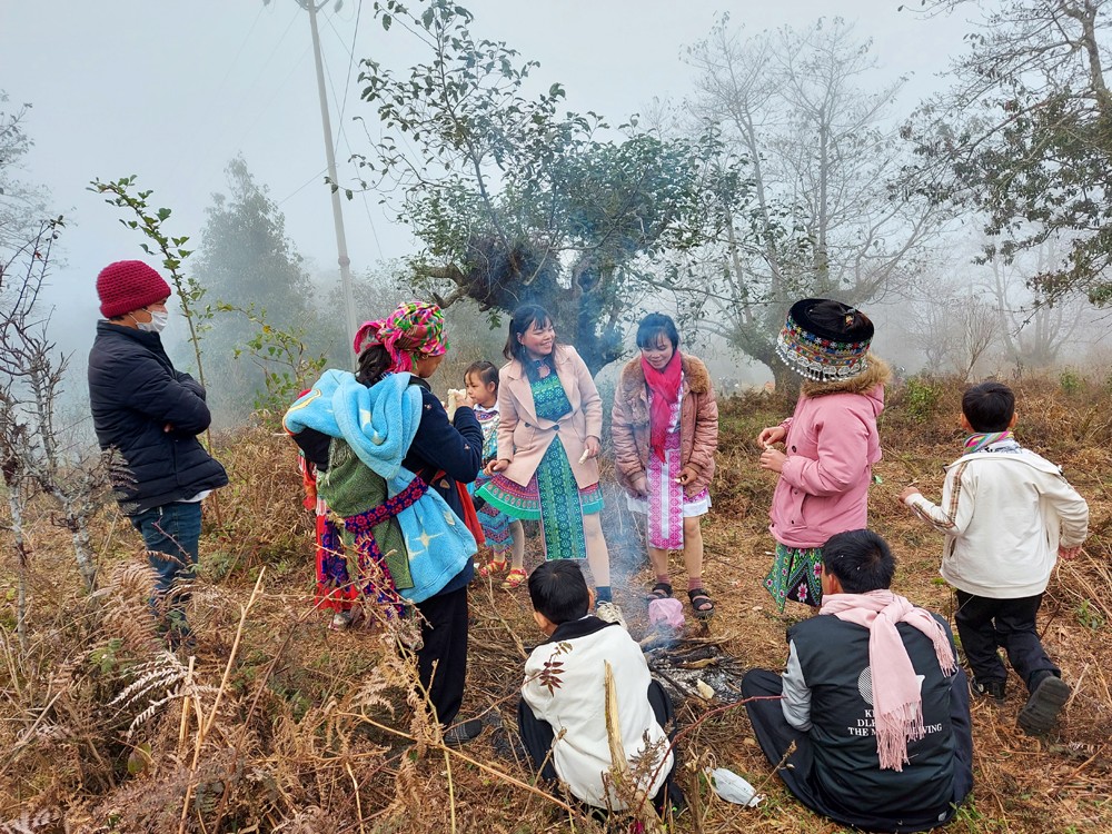 Hai ngày qua, Y Tý chìm trong sương mù, nhưng hoa đào bung nở rực rỡ và khung cảnh mờ ảo vẫn hấp dẫn du khách đến với vùng đất này. Nhiều đoàn du khách từ các tỉnh miền xuôi lên Y Tý du lịch, thích thú dừng xe bên đường để trải nghiệm cảnh mây bay. Các bạn trẻ chụp ảnh lưu niệm trong những ngày đầu xuân tại Y Tý. Nhiều homestay ở Y Tý đã chật kín du khách trong ngày mùng 4 Tết. Dịp tết Nguyên đán cũng là thời điểm nhiều bạn trẻ, gia đình đồng bào Mông đến “sân bay” Phìn Hồ chơi Tết, du xuân. Do tình hình dịch bệnh Covid -19 diễn biến phức tạp, nên chính quyền xã Y Tý cắm biển không tụ tập đông người và cử lực lượng công an, dân quân trực tại các lối vào “sân bay” Phìn Hồ. Du khách lên Y Tý thích thú chụp ảnh cùng những cô sơn nữ Hà Nhì trang phục rực rỡ. Đón Tết và du xuân ở "thiên đường mây" Y Tý để lại nhiều kỷ niệm đẹp với du khách bốn phương.