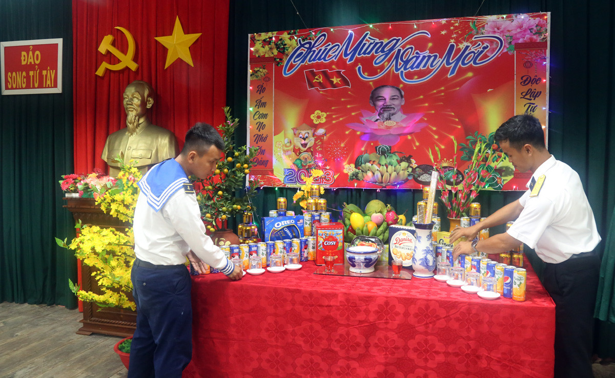 Cán bộ, chiến sỹ đảo Song Tử Tây chuẩn bị mâm ngũ quả đón tết Quý Mão 2023.