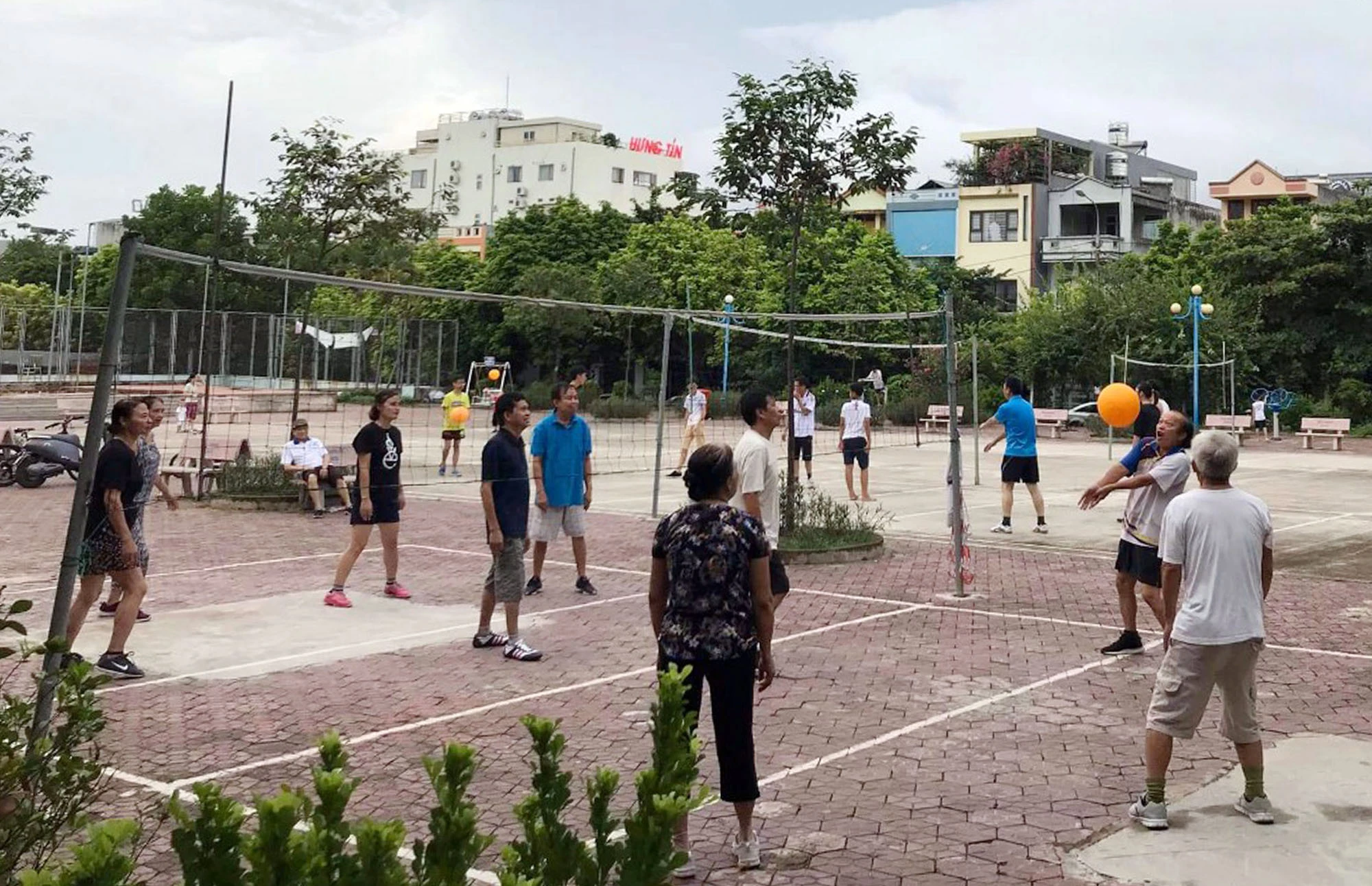 Ngày càng có nhiều người cao tuổi tham gia luyện tập, thi đấu môn bóng chuyền hơi. Ngày càng có nhiều người cao tuổi tham gia luyện tập, thi đấu môn bóng chuyền hơi.