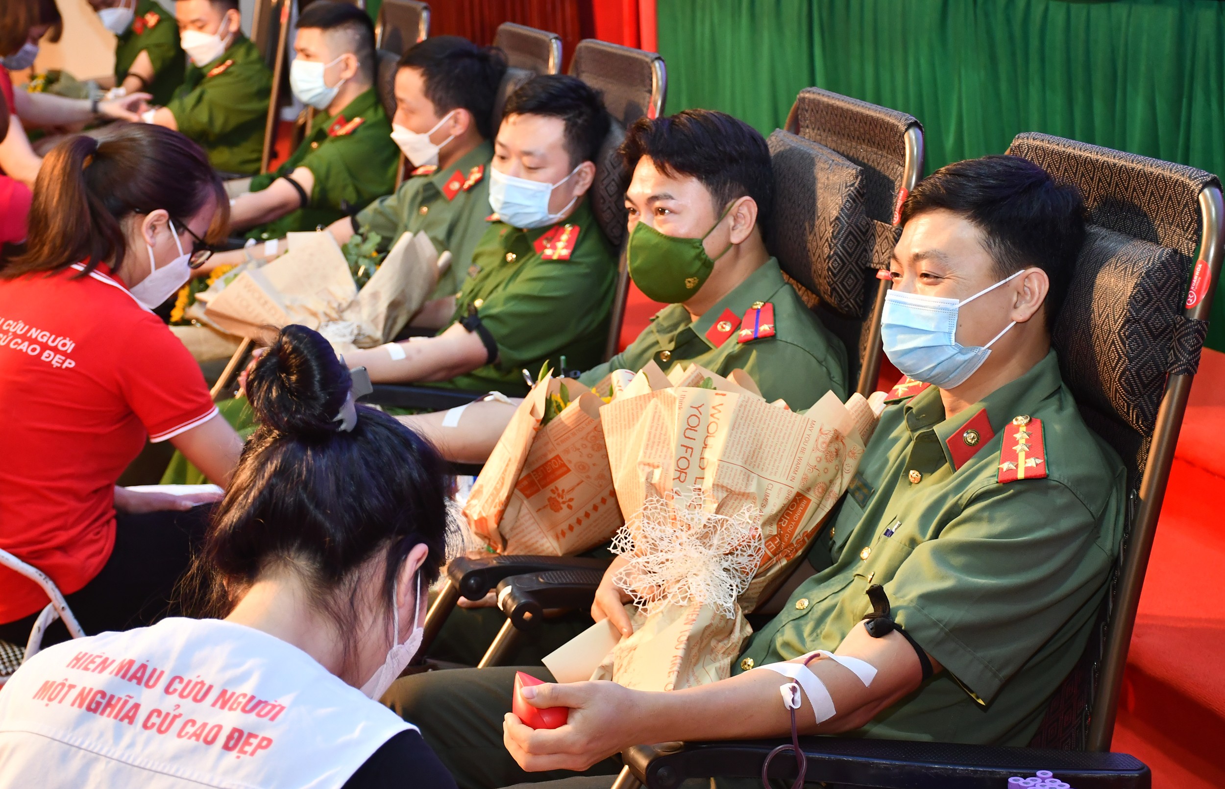 Hơn 300 cán bộ, chiến sĩ công an Lào Cai tham gia hiến máu tình nguyện ảnh 5