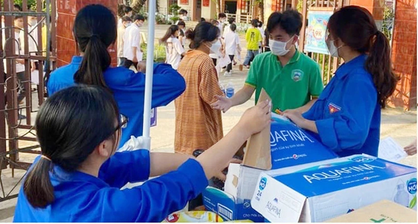 Thanh niên tình nguyện tiếp sức mùa thi ảnh 8