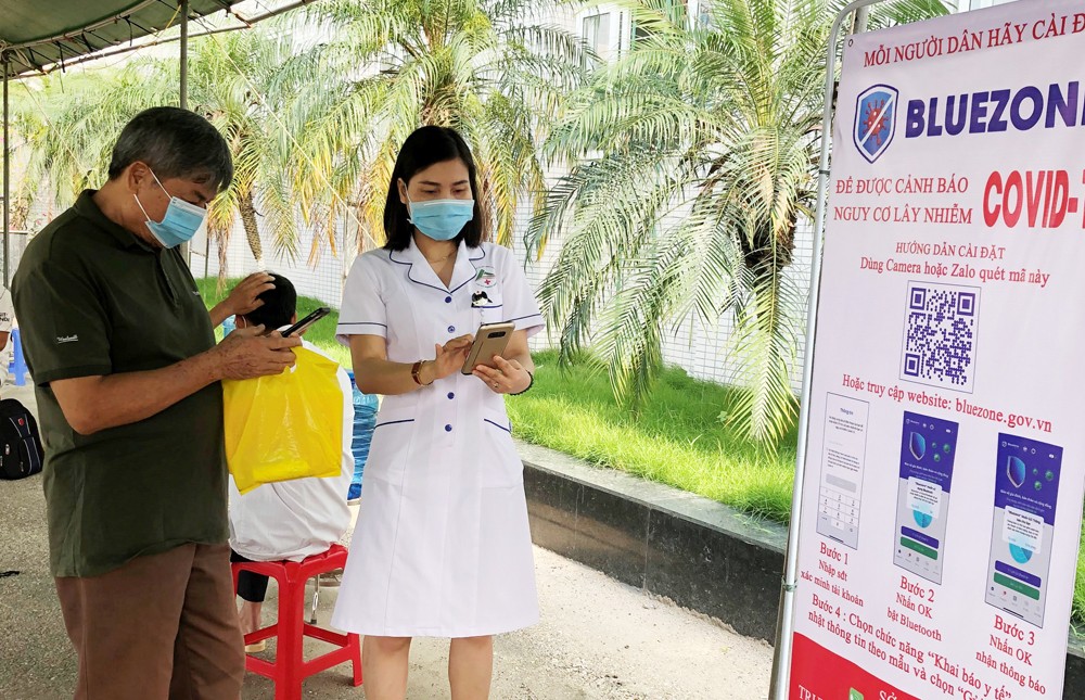 Chị Hồng hướng dẫn người bệnh khai báo y tế.