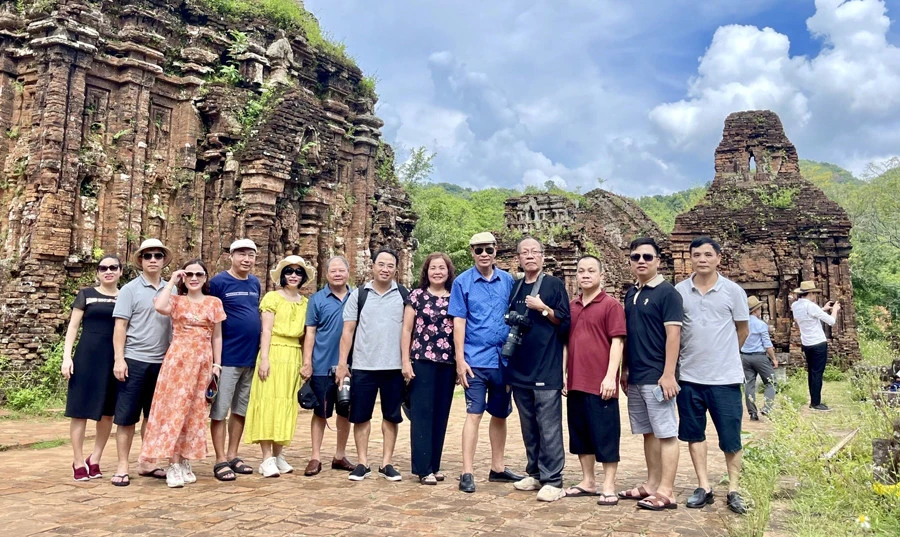 Các văn nghệ sĩ đi thực tế tại Thánh địa Mỹ Sơn.