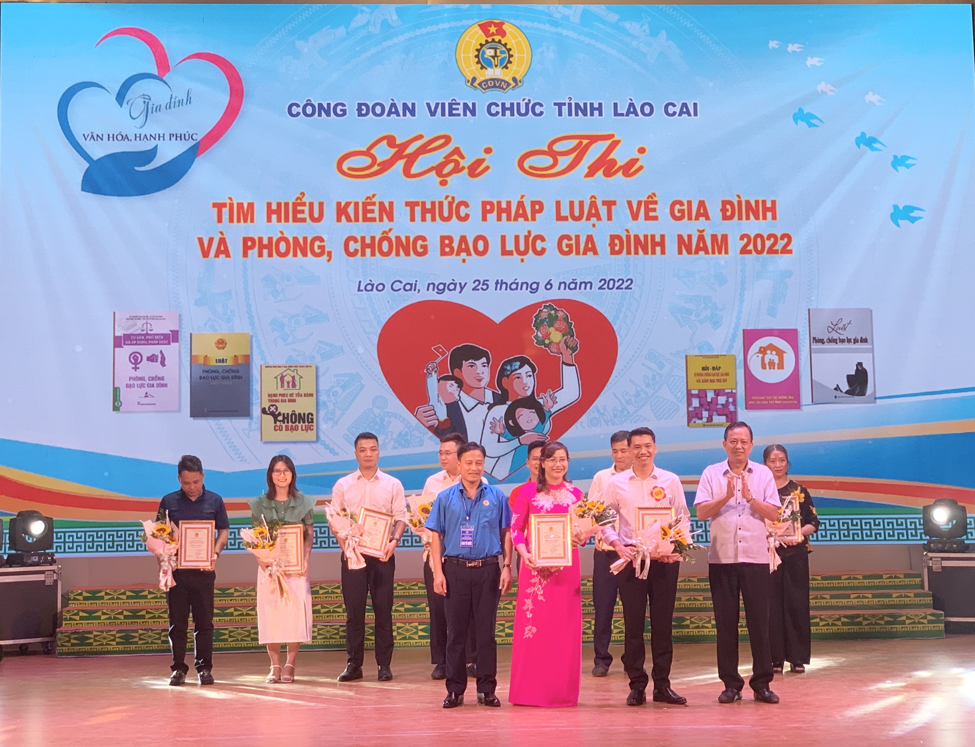 Trao giải Nhì cho đội thi số 3 và đội thi số 5.