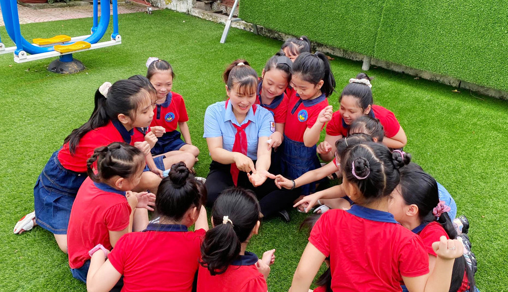 Cô giáo Đỗ Thị Hồng Hải bên học sinh.