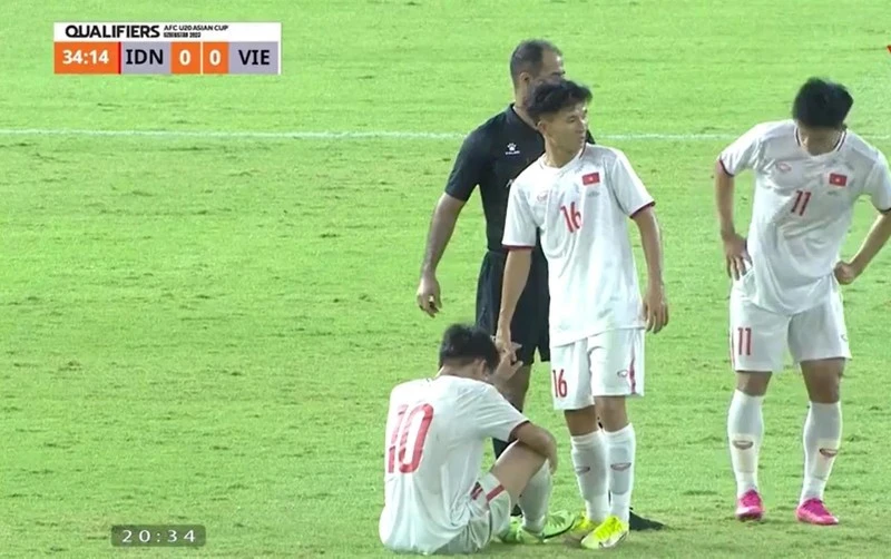 Các cầu thủ Việt Nam chịu sức ép không nhỏ từ không khí sân vận động Gelora Bung Tomo.