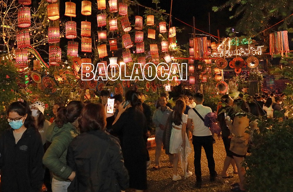 Không gian trải nghiệm ngập tràn thổ cẩm và hoa.