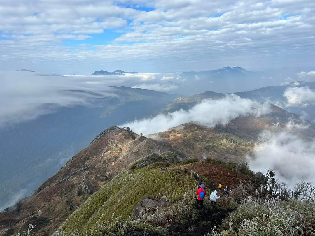 Du khách thích thú "săn" băng giá trên các đỉnh núi cao tại Bát Xát ảnh 9 Du khách thích thú "săn" băng giá trên các đỉnh núi cao tại Bát Xát ảnh 9