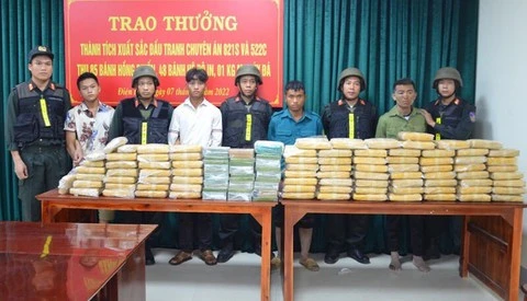 4 đối tượng bị bắt cùng 510.000 viên MTTH, 48 bánh heroin.