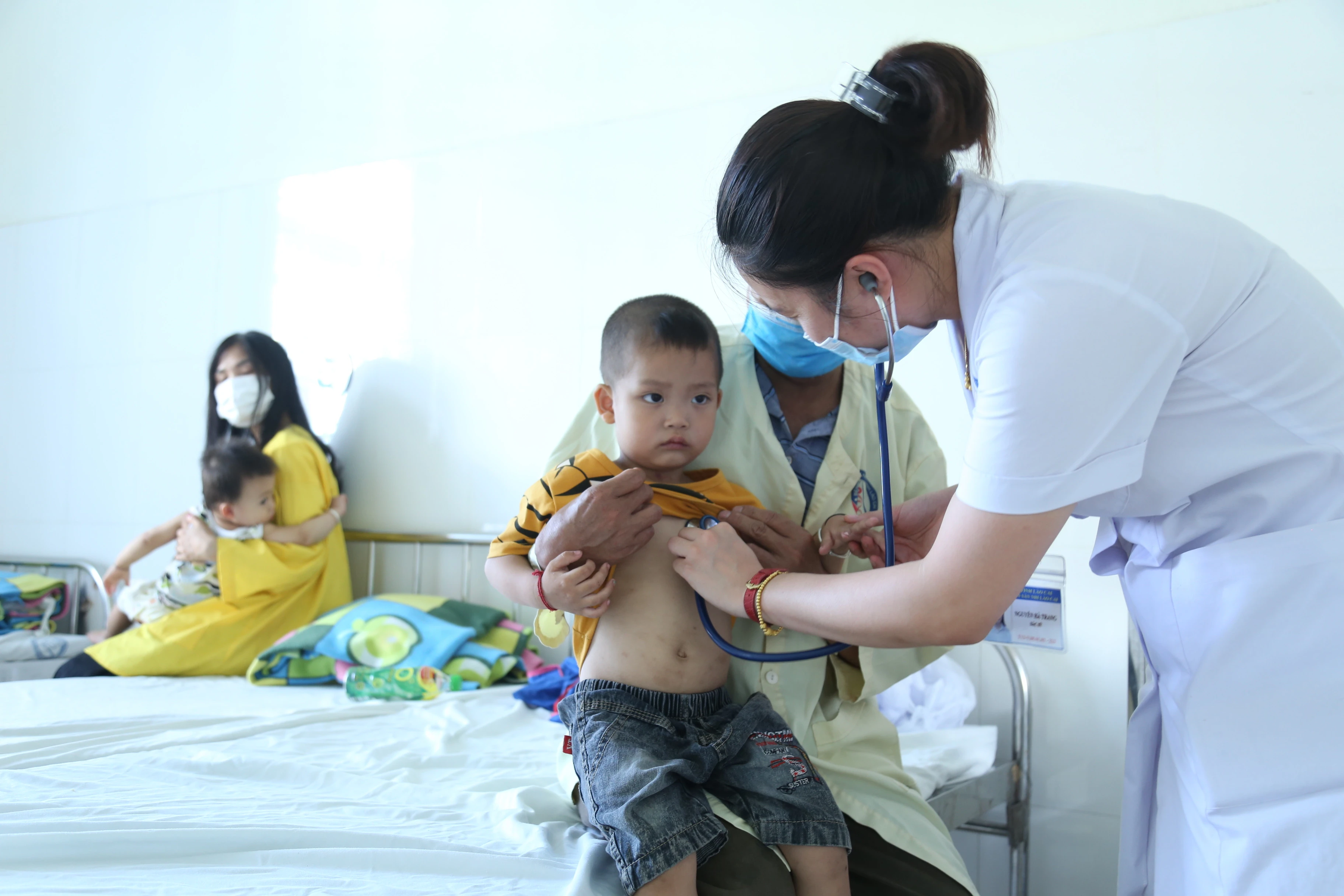 Chăm sóc bệnh nhi tại Khoa Truyền nhiễm của Bệnh viện Sản – Nhi tỉnh.
