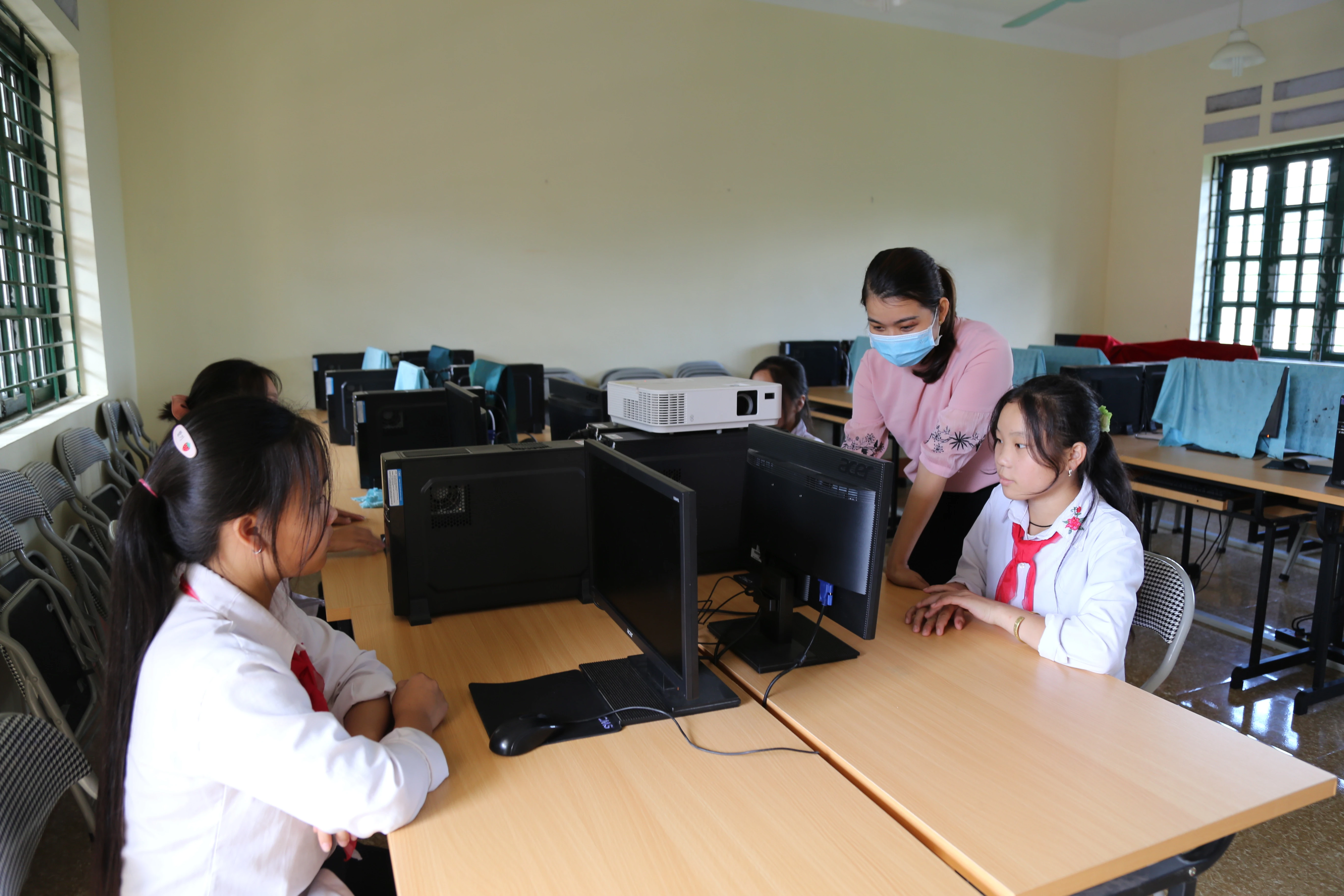 Mỗi tuần, cô giáo Nguyễn Thị Tuyết Phương phải dạy tăng cường 22 tiết Tin học tại Trường PTDT bán trú Tiểu học và THCS Trung Lèng Hồ, huyện Bát Xát.