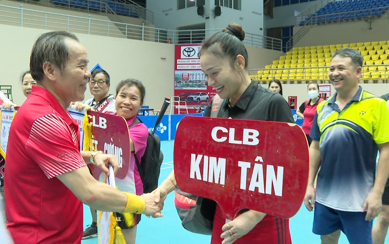 Ban tổ chức trao Cờ lưu niệm cho các đoàn vận động viên.