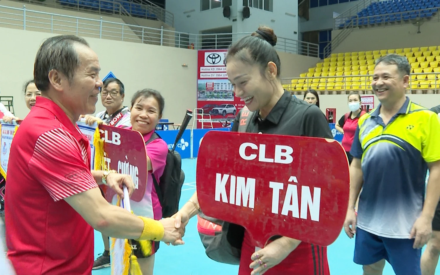 Ban tổ chức trao Cờ lưu niệm cho các đoàn vận động viên.