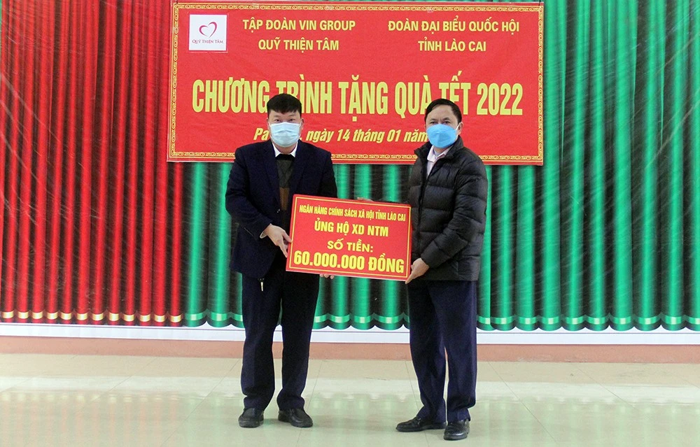 Trao 500 suất quà cho hộ nghèo, gia đình chính sách của huyện Bát Xát ảnh 4